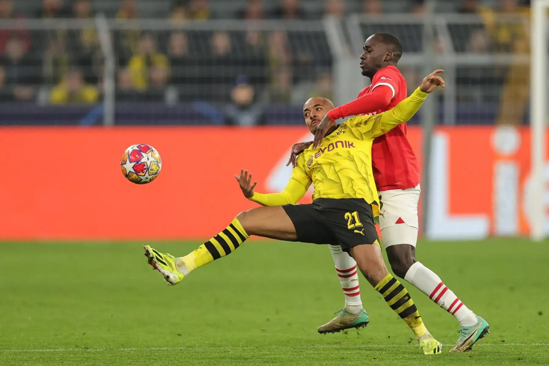 Donyell Malen de Dortmund y Jordan Teze de Eindhoven en acción durante el partido de fútbol de vuelta de octavos de final de la Liga de Campeones de la UEFA entre el Borussia Dortmund y el PSV Eindhoven, en Dortmund, Alemania, el 13 de marzo de 2024.
Foto: EFE