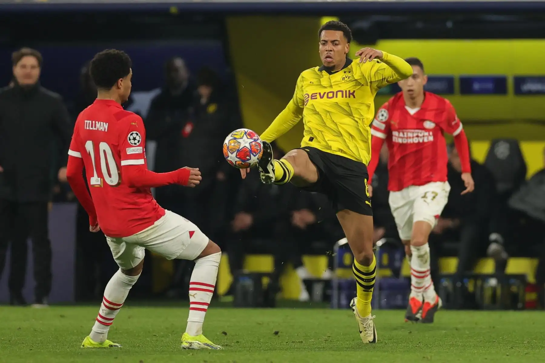 Malik Tillman de Eindhoven y Felix Nmecha de Dortmund en acción durante el partido de fútbol de vuelta de octavos de final de la Liga de Campeones de la UEFA entre el Borussia Dortmund y el PSV Eindhoven, en Dortmund, Alemania, el 13 de marzo de 2024.
Foto: EFE