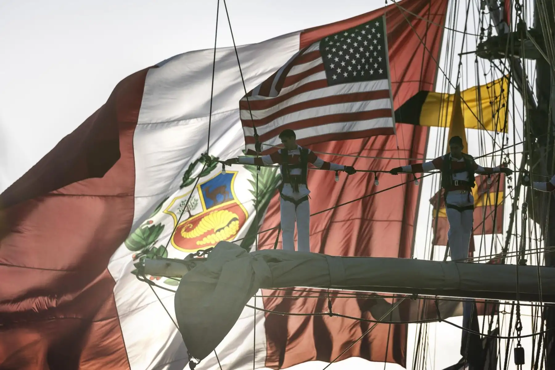 Los marineros se paran en los mástiles mientras B.A.P. El buque de la Armada Peruana de la Unión llega a Miami, Florida, EE.UU., 13 de marzo de 2024.
Foto: EFE