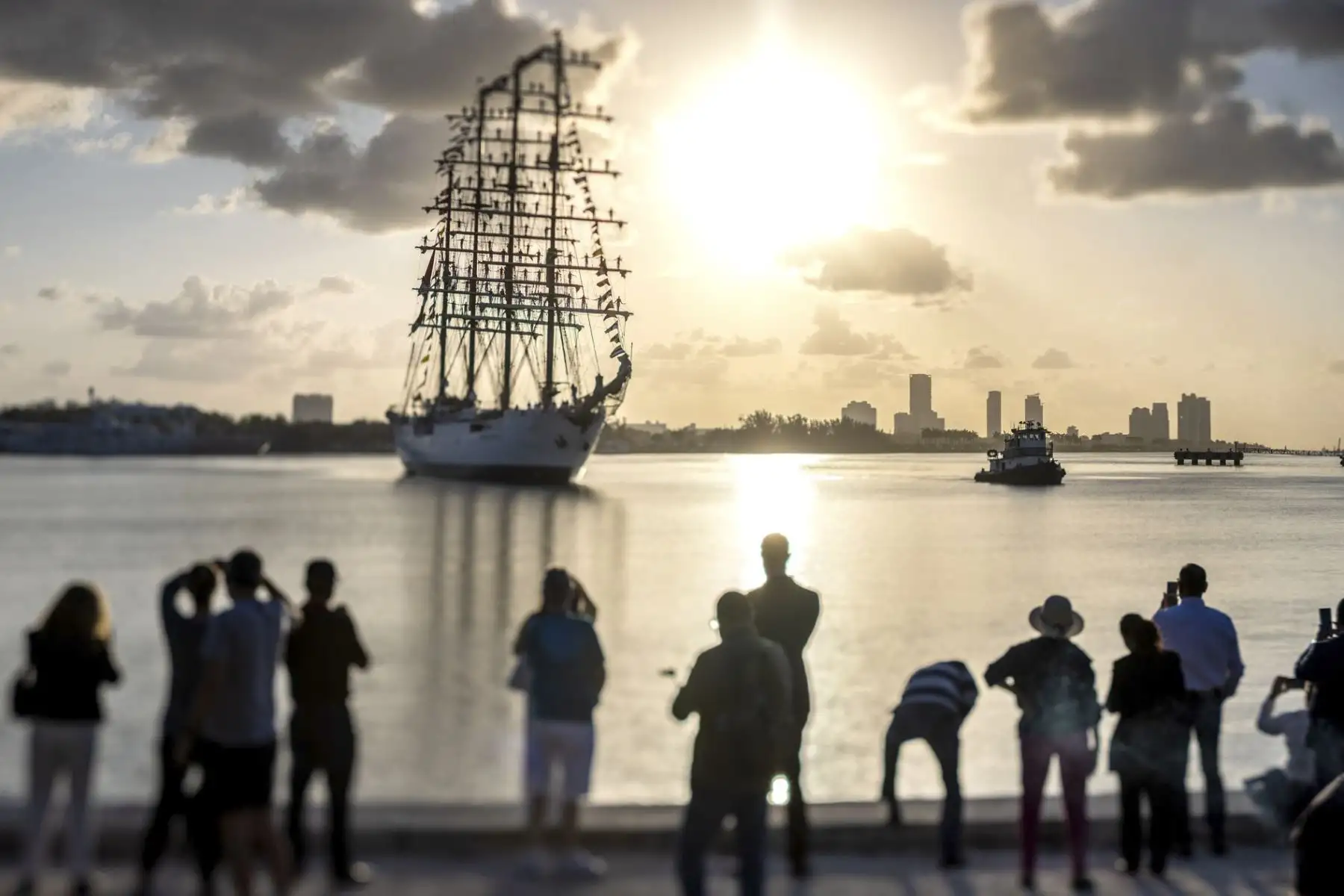 El Buque Escuela B.A.P. Unión llegó esta mañana a la bahía de Miami y recibió el saludo de la comunidad peruana que reside en los Estados Unidos con un baile colectivo de marinera y un contrapunto de cajones a cargo de la organización cultural Tumba y Cajón.
Foto: EFE