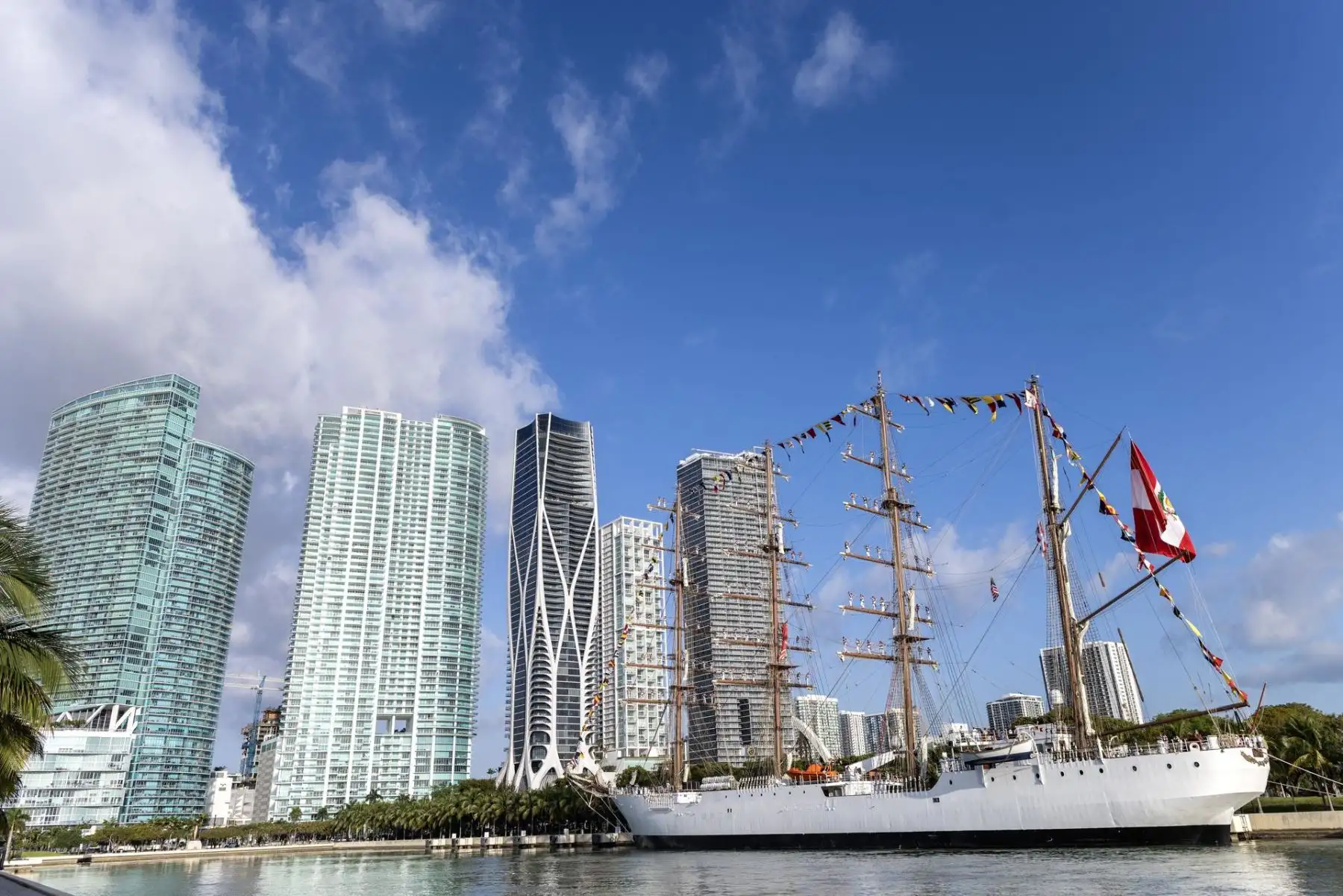 El buque permanecerá anclado frente al boulevard de Biscayne, en el Maurice Ferré Park, y estará abierto para visitas, ofreciendo una serie de actividades gratuitas para promover los principales puntos de interés cultural y turístico del Perú.
Foto: EFE