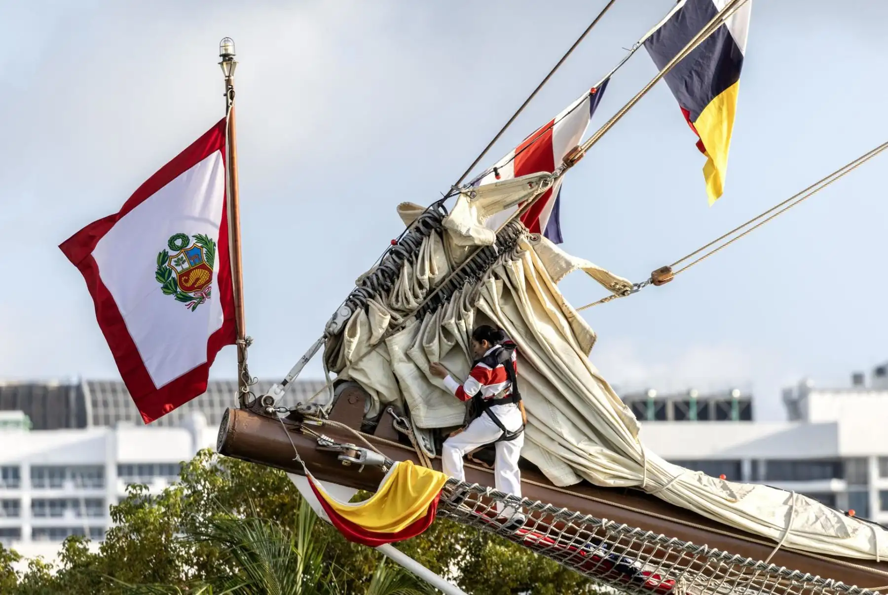 Sailor se para en el bauprés mientras B.A.P. El buque de la Armada Peruana de la Unión llega a Miami, Florida, EE.UU., 13 de marzo de 2024. 
Foto: EFE