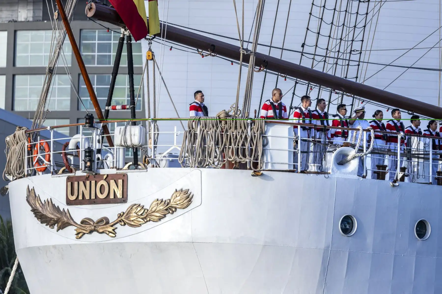 A los acordes de los himnos nacionales de Estados Unidos y Perú, el B.A.P. Unión ingresó a la bahía de Miami con sus velas plegadas y su tripulación alineada en el mástil central del buque, rindiendo así un tributo a la hermandad entre ambas naciones.
Foto: EFE