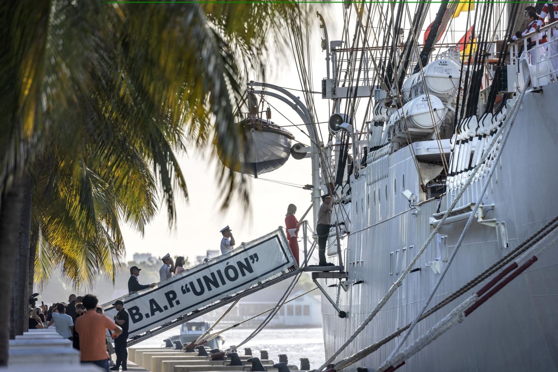 Los oficiales navales saludan al B.A.P. La tripulación del buque de la Armada Peruana de la Unión durante su llegada a Miami, Florida, EE.UU., 13 de marzo de 2024.
Foto: EFE
