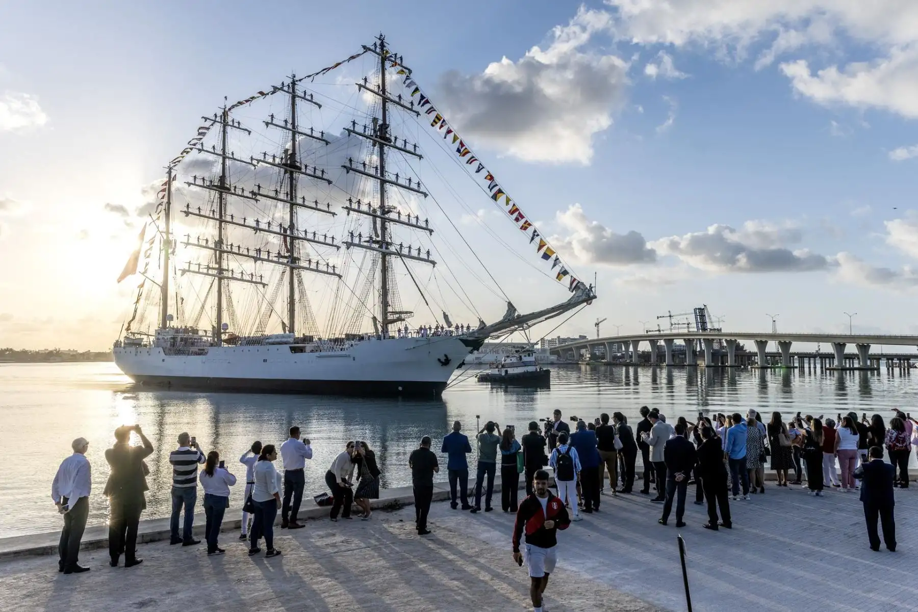 El Buque Escuela B.A.P. Unión llegó esta mañana a la bahía de Miami y recibió el saludo de la comunidad peruana que reside en los Estados Unidos con un baile colectivo de marinera y un contrapunto de cajones a cargo de la organización cultural Tumba y Cajón.
Foto: EFE