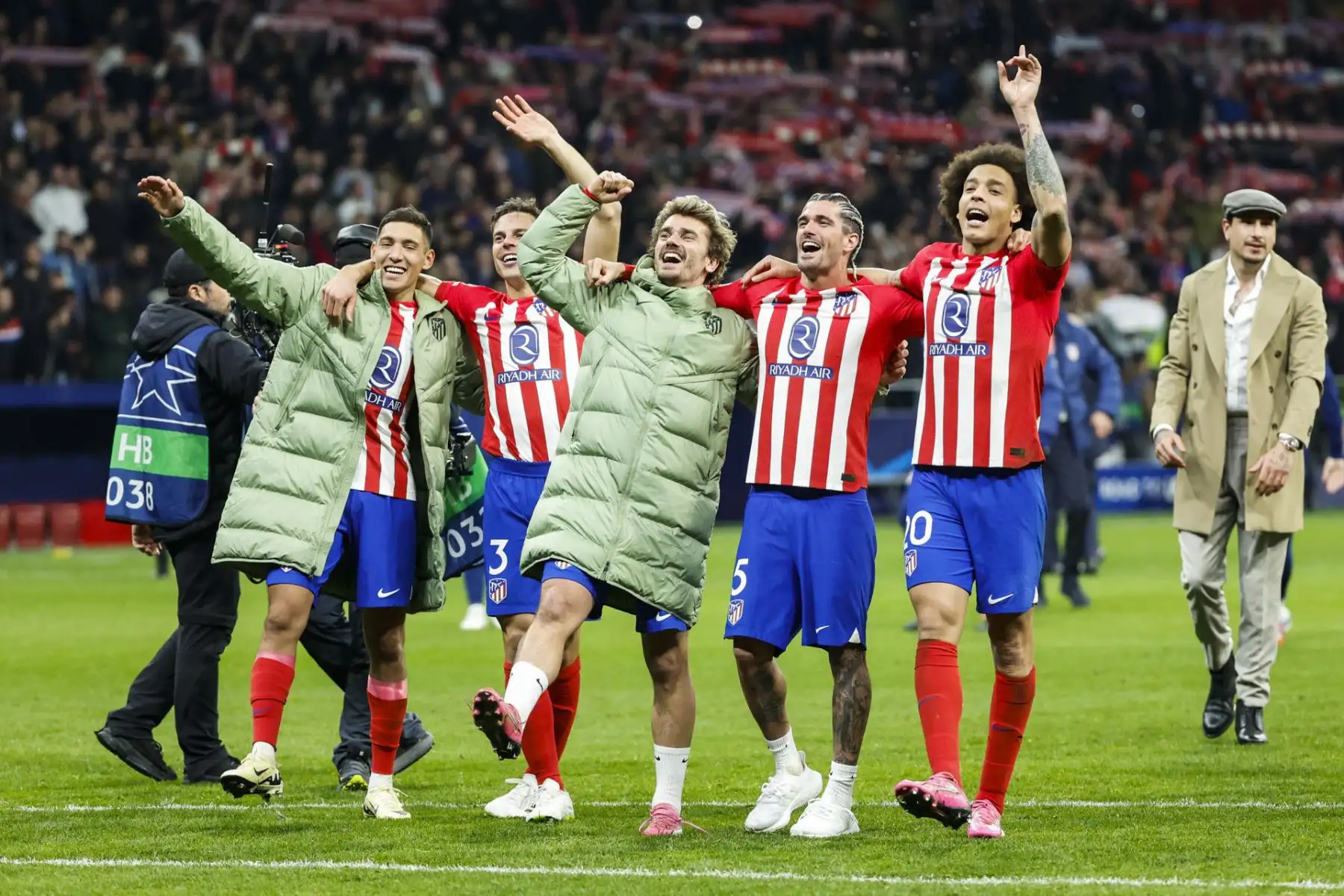 Los jugadores del Atlético celebran la victoria con la afición al finalizar el partido de vuelta de los octavos de final de la Liga de Campeones que Atlético de Madrid e Inter de Milán disputaron hoy miércoles en el estadio Metropolitano.
Foto: EFE