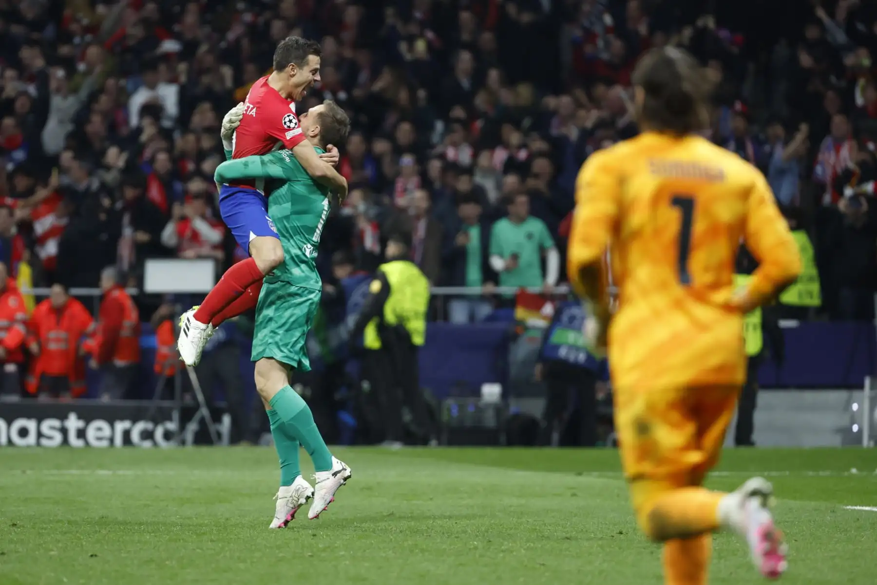 Los jugadores del Atlético César Azpilicueta y Jan Oblak celebran la victoria al finalizar el partido de vuelta de los octavos de final de la Liga de Campeones que Atlético de Madrid e Inter de Milán disputaron hoy miércoles en el estadio Metropolitano.
Foto: EFE