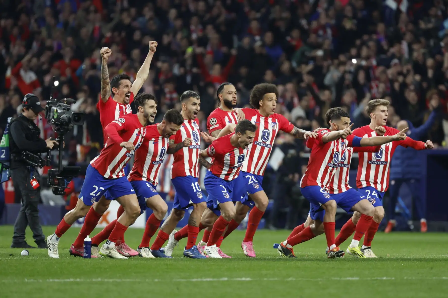 Los jugadores del Atlético de Madrid celebran su pase a cuartos tras derrotar al Inter en la tanda de penaltis en el partido de vuelta de los octavos de final de la Liga de Campeones que Atlético de Madrid e Inter de Milán han disputado hoy miércoles en el estadio Metropolitano.
Foto: EFE