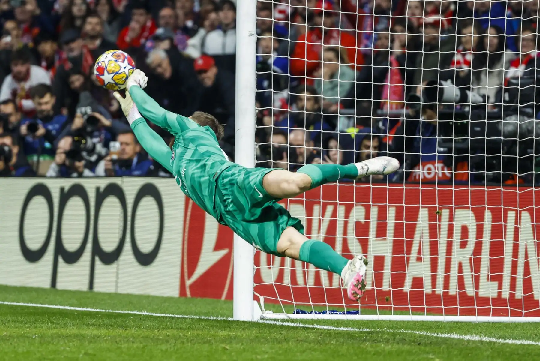 El guardameta esloveno del Atlético de Madrid, Jan Oblak, detiene el segundo penalti durante la tanda de lanzamientos desde el punto fatídico durante el partido de vuelta de los octavos de final de la Liga de Campeones que Atlético de Madrid e Inter de Milán disputan hoy miércoles en el estadio Metropolitano. 
Foto: EFE
