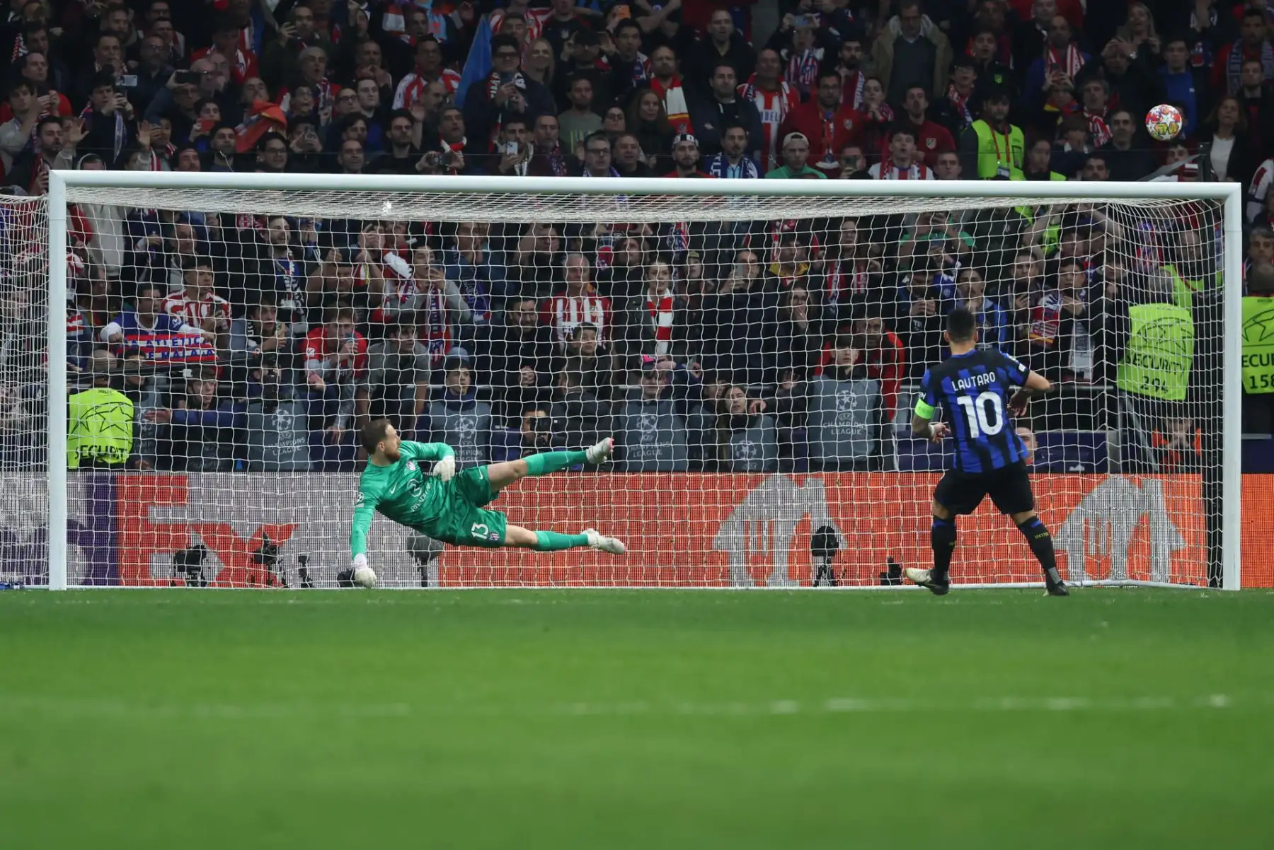 El delantero argentino del Inter, Lautaro, falla el penalti que ha significado el pase del Atlético de Madrid cuartos en el partido de vuelta de los octavos de final de la Liga de Campeones que Atlético de Madrid e Inter de Milán han disputado hoy miércoles en el estadio Metropolitano.