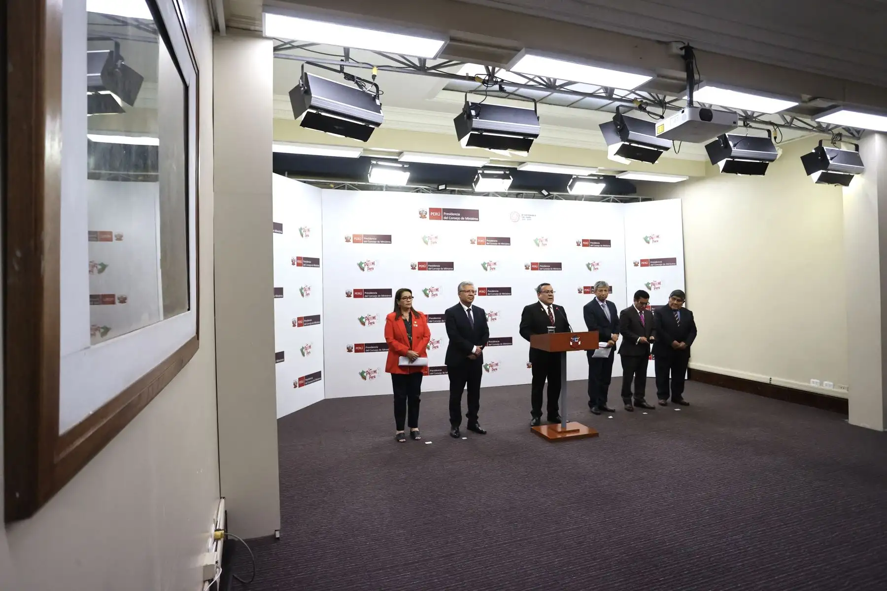 El jefe del Gabinete Ministerial, Gustavo Adrianzén, acompañado de ministros de Estado,brindó una conferencia de prensa luego de la sesión del Consejo de Ministros para informar a la ciudadanía sobre las últimas decisiones adoptadas en sesión del Consejo de Ministros.
Foto: ANDINA/ PCM