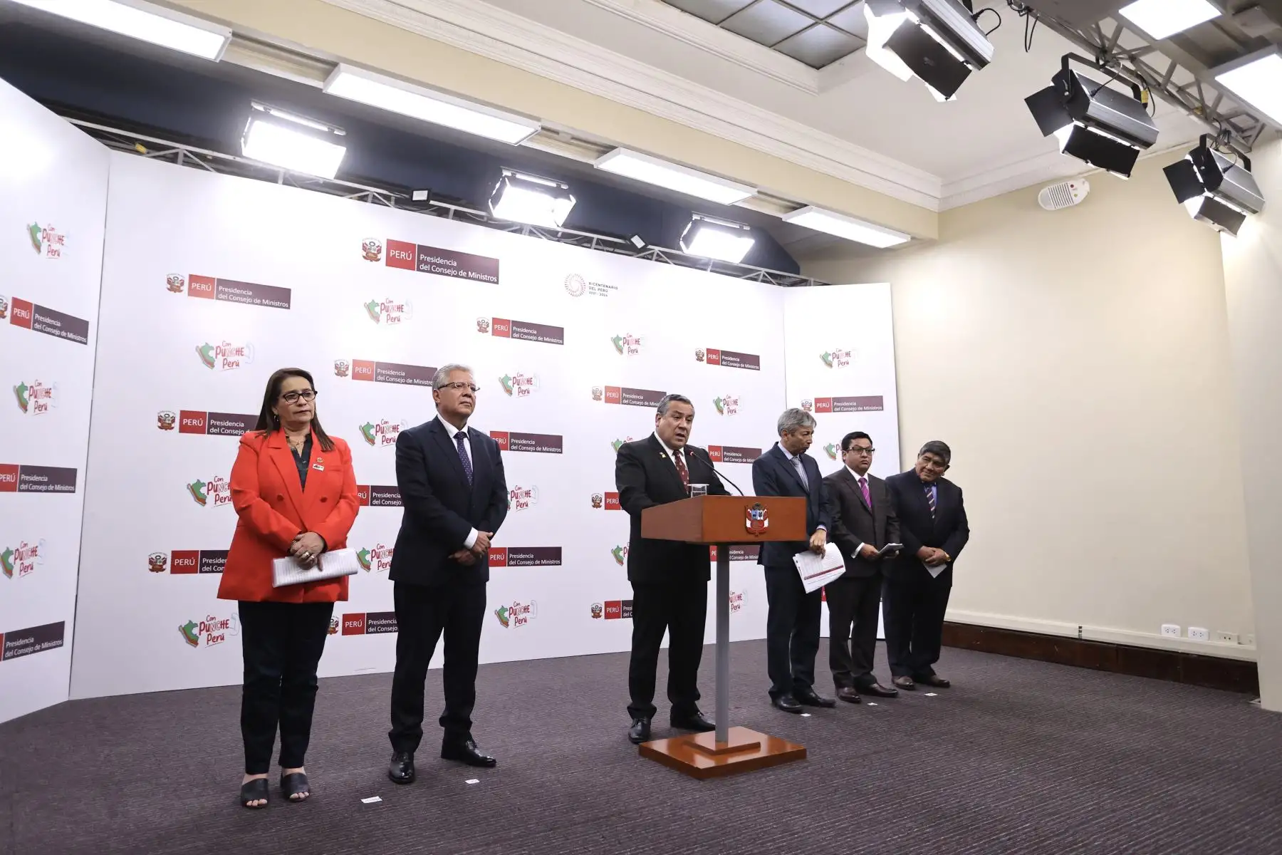 El jefe del Gabinete Ministerial, Gustavo Adrianzén, acompañado de ministros de Estado,brindó una conferencia de prensa luego de la sesión del Consejo de Ministros para informar a la ciudadanía sobre las últimas decisiones adoptadas en sesión del Consejo de Ministros.
Foto: ANDINA/ PCM