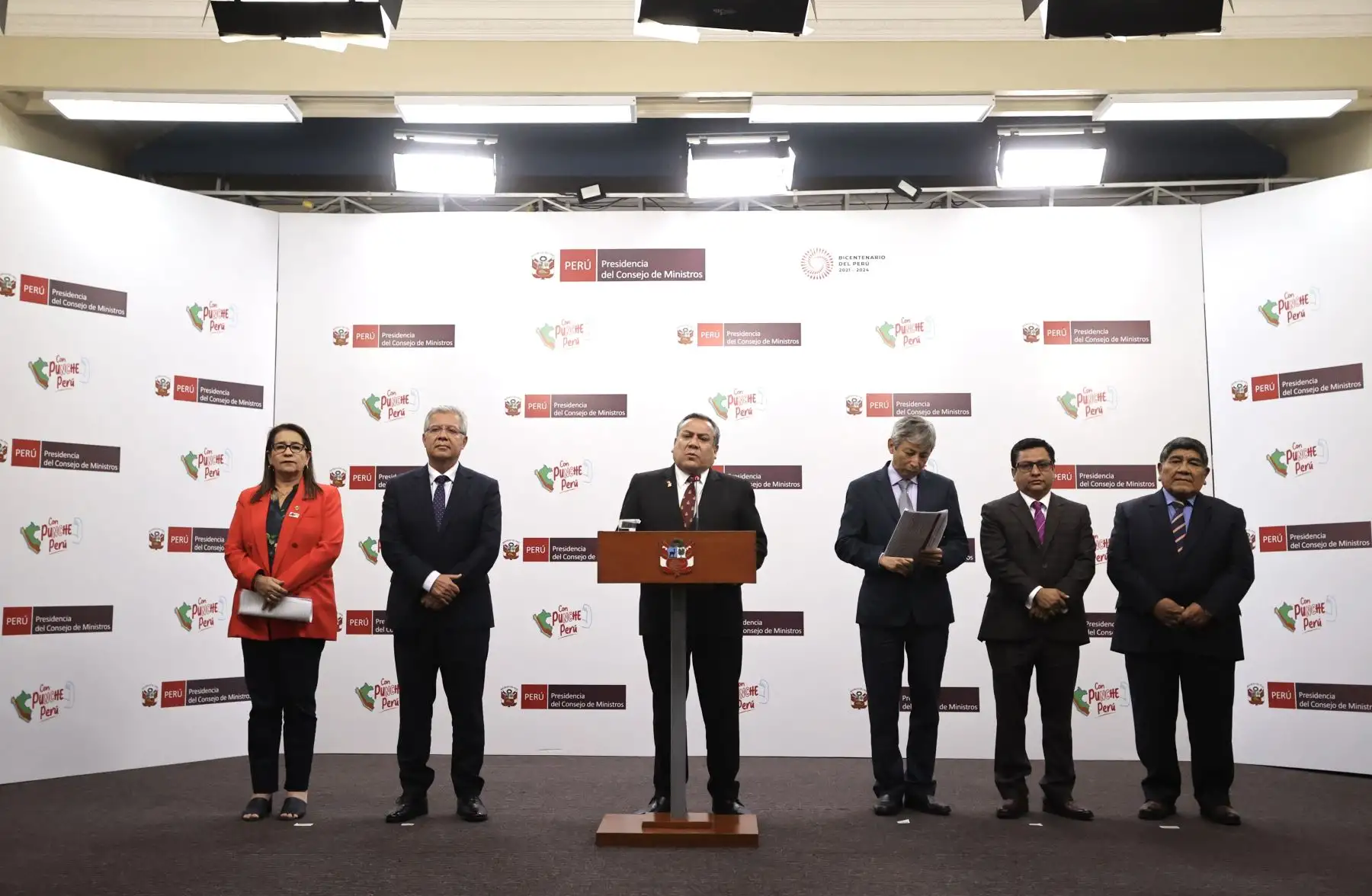 El jefe del Gabinete Ministerial, Gustavo Adrianzén, acompañado de ministros de Estado,brindó una conferencia de prensa luego de la sesión del Consejo de Ministros para informar a la ciudadanía sobre las últimas decisiones adoptadas en sesión del Consejo de Ministros.
Foto: ANDINA/ PCM