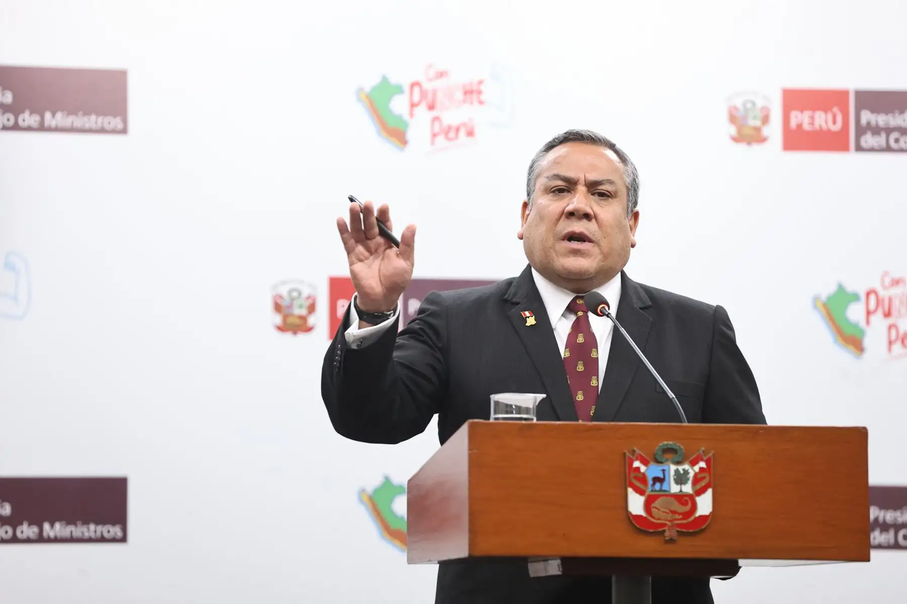 El jefe del Gabinete Ministerial, Gustavo Adrianzén, acompañado de ministros de Estado,brindó una conferencia de prensa luego de la sesión del Consejo de Ministros para informar a la ciudadanía sobre las últimas decisiones adoptadas en sesión del Consejo de Ministros.
Foto: ANDINA/ PCM