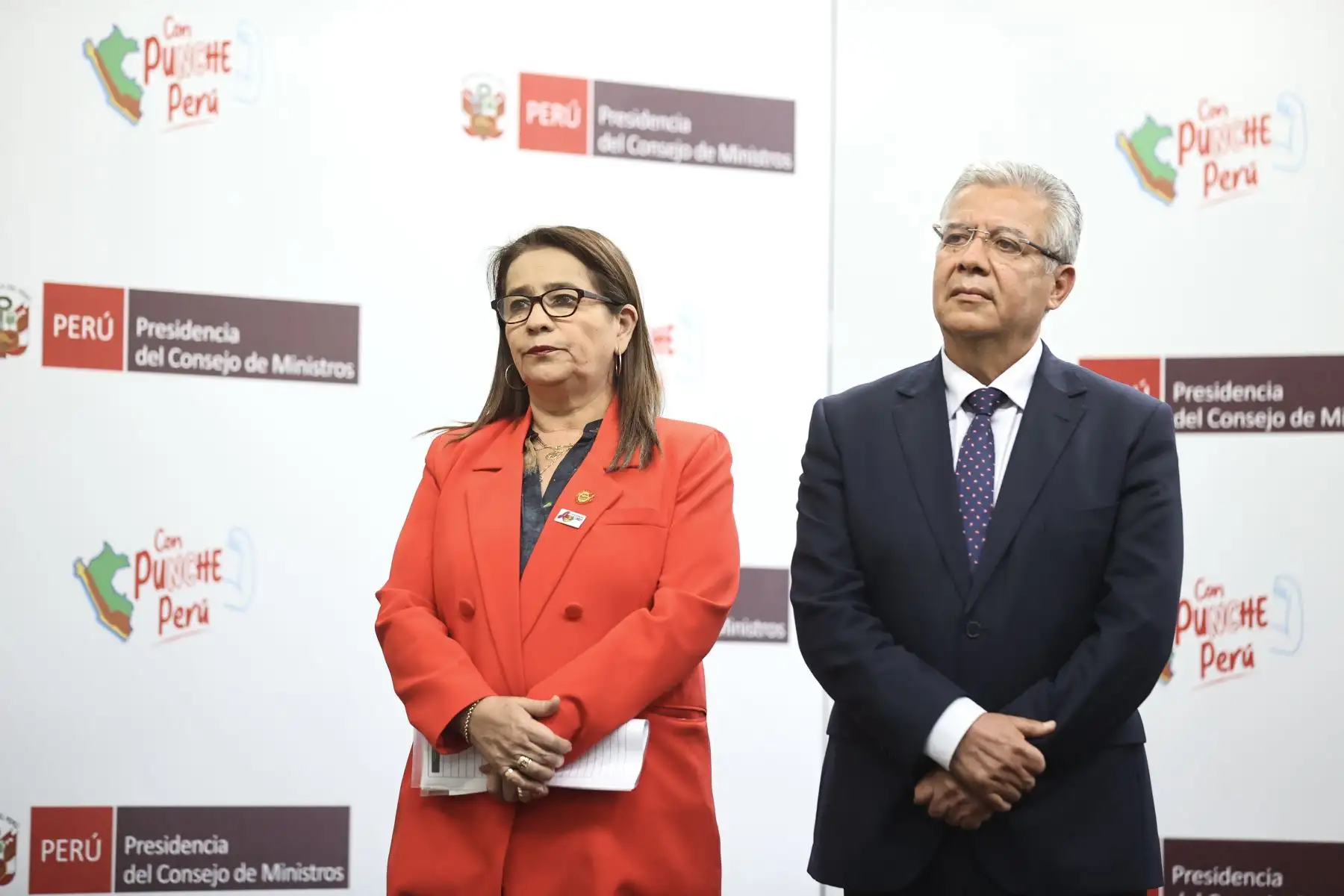El jefe del Gabinete Ministerial, Gustavo Adrianzén, acompañado de ministros de Estado,brindó una conferencia de prensa luego de la sesión del Consejo de Ministros para informar a la ciudadanía sobre las últimas decisiones adoptadas en sesión del Consejo de Ministros.
Foto: ANDINA/ PCM