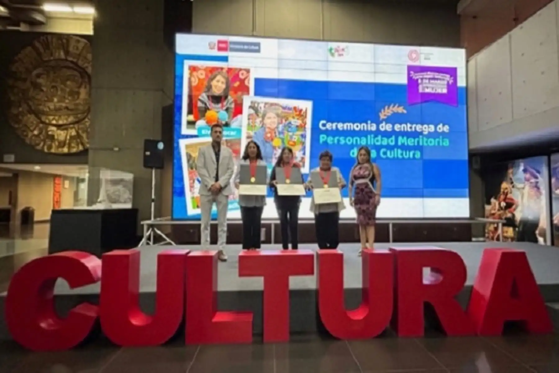 Destacadas mujeres promotoras de la cultura peruana, fueron reconocidas por su loable trabajo y dedicación en la salvaguarda, promoción y puesta en valor del patrimonio inmaterial y la cultura .
