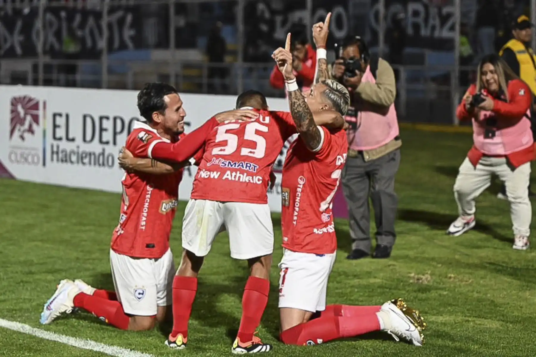 Alianza Lima registró su tercera derrota consecutiva al perder 2-1 en el campo del Cienciano del Cusco, este miércoles en la 8ª jornada del Torneo Apertura 2024.
El encuentro se desarrolló en el estadio Inca Garcilaso de la Vega del Cusco.
Foto: @Club_Cienciano