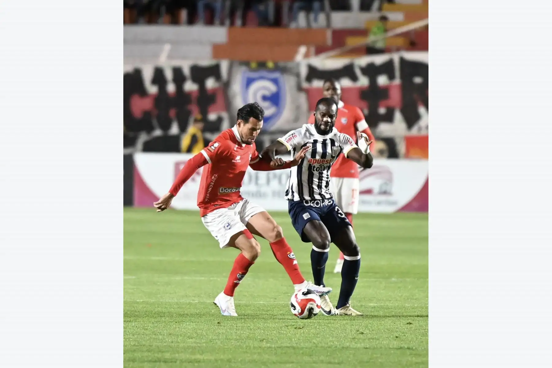 Alianza Lima registró su tercera derrota consecutiva al perder 2-1 en el campo del Cienciano del Cusco, este miércoles en la 8ª jornada del Torneo Apertura 2024.
El encuentro se desarrolló en el estadio Inca Garcilaso de la Vega del Cusco.
Foto: @Club_Cienciano
