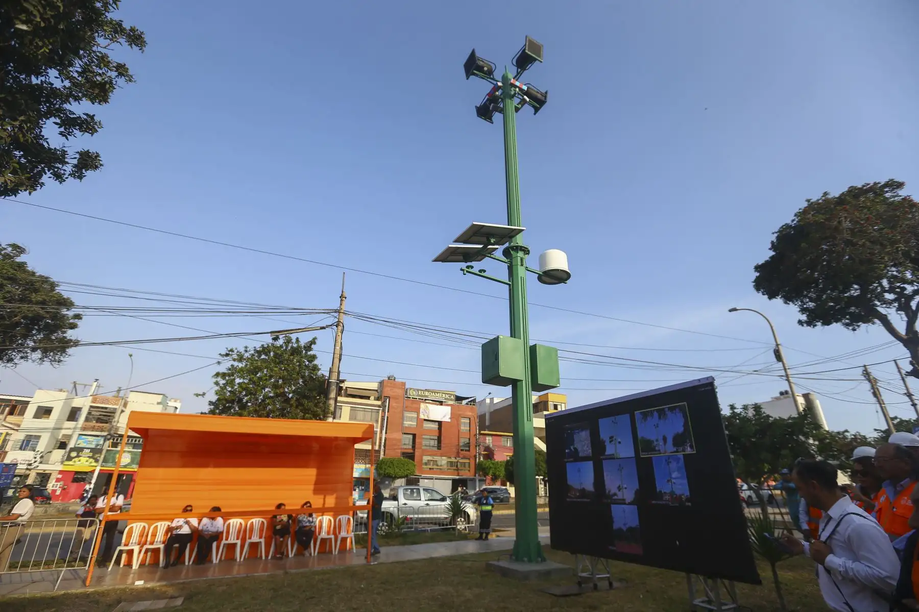 Es importante destacar que, hasta la fecha, se ha iniciado la ejecución física de este proyecto en la Provincia Constitucional del Callao, Lima Metropolitana y Lima Provincias. En particular, en el Callao, se han culminado con éxito los trabajos de obras civiles y la instalación de los componentes electrónicos en los 6 Puestos de Difusión ubicados en los distritos de La Perla, Mi Perú, Bellavista, La Punta, Ventanilla y Carmen de la Legua Reynoso. 
Foto: ANDINA/Eddy Ramos