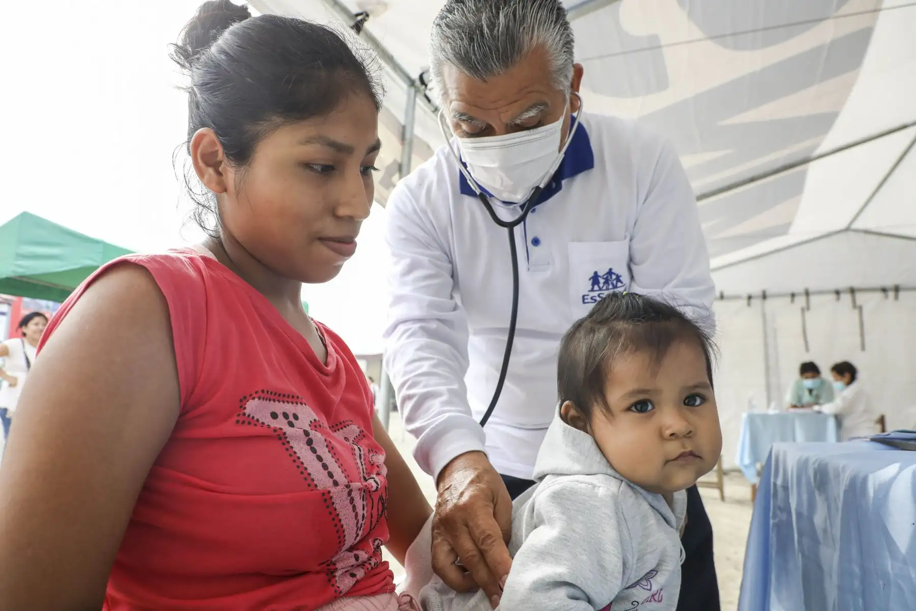 La finalidad principal será la de optimizar la capacidad de respuesta y contribuir a la reducción de la morbimortalidad por dengue. Además, dar atención médica a los asegurados con sospecha o confirmación por esta enfermedad. 
Foto: ANDINA/EsSalud