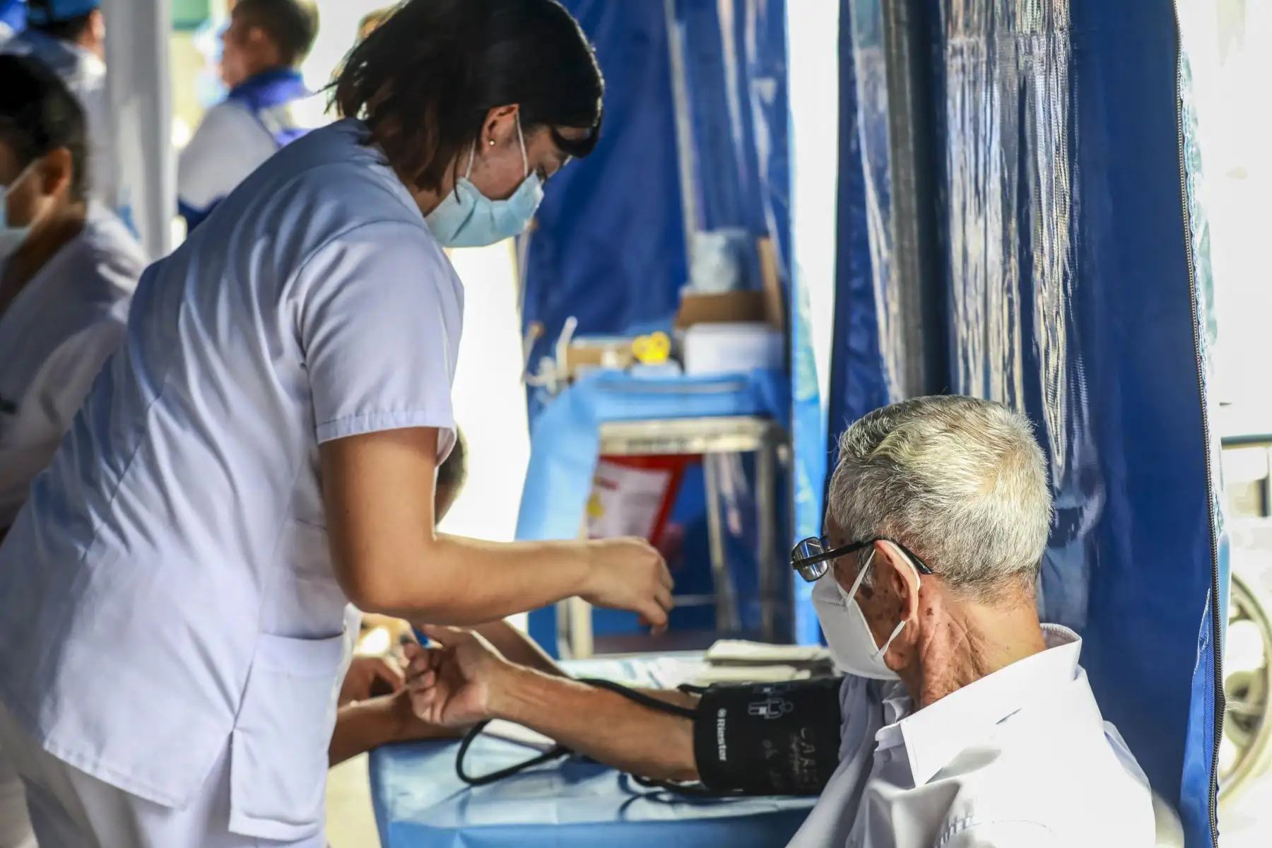 Ante la presencia de casos de dengue en el sur del país, la presidenta ejecutiva de EsSalud, Dra. María Aguilar Del Águila, dispuso el envío de Hospital Perú a los distritos de Guadalupe y Subtanjalla, ubicados en la región Ica, para optimizar la capacidad de respuesta asistencial para el beneficio de la población.
Foto: ANDINA/EsSalud