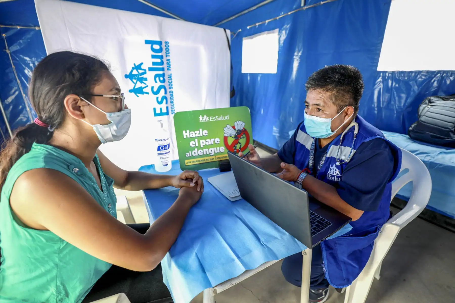 La finalidad principal será la de optimizar la capacidad de respuesta y contribuir a la reducción de la morbimortalidad por dengue. Además, dar atención médica a los asegurados con sospecha o confirmación por esta enfermedad. 
Foto: ANDINA/EsSalud