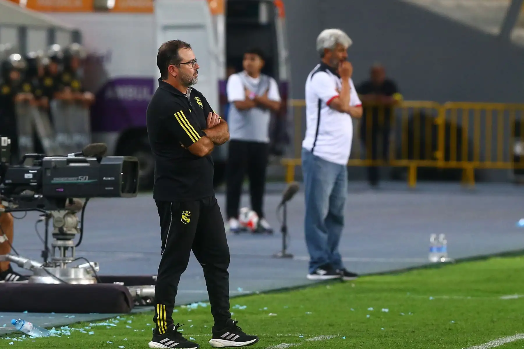 El Sporting Cristal perdió este miércoles por 2-1 ante Melgar, en el campo del Estadio Nacional, en partido de la octava jornada del Torneo Apertura 2024, con lo que no logró arrebatar el liderato a Universitario de Deportes, quedándose en el segundo puesto a un punto de los cremas. En la imagen, el entrenador de Sporting Cristal, Enderson Moreira.
Foto: ANDINA/Eddy Ramos