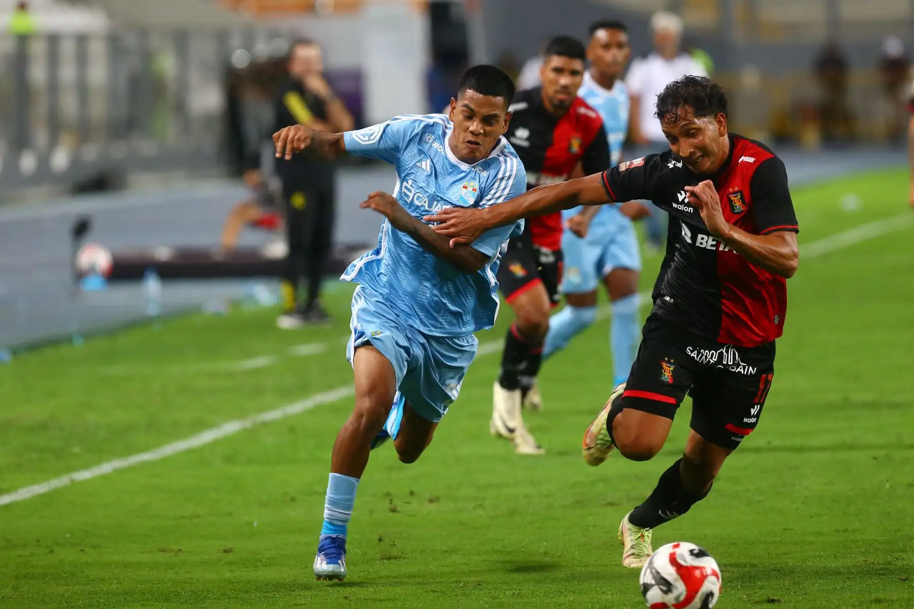 El Sporting Cristal perdió este miércoles por 2-1 ante Melgar, en el campo del Estadio Nacional, en partido de la octava jornada del Torneo Apertura 2024, con lo que no logró arrebatar el liderato a Universitario de Deportes, quedándose en el segundo puesto a un punto de los cremas. En la imagen, el jugador  de Sporting Cristal, Joao Grimaldo.
Foto: ANDINA/Eddy Ramos