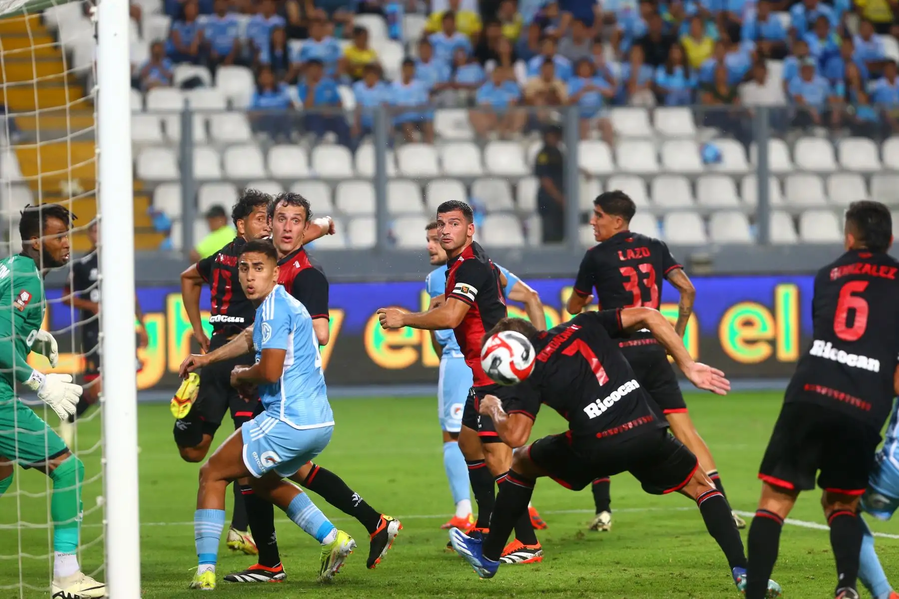 El Sporting Cristal perdió este miércoles por 2-1 ante Melgar, en el campo del Estadio Nacional, en partido de la octava jornada del Torneo Apertura 2024, con lo que no logró arrebatar el liderato a Universitario de Deportes, quedándose en el segundo puesto a un punto de los cremas.
Foto: ANDINA/Eddy Ramos
