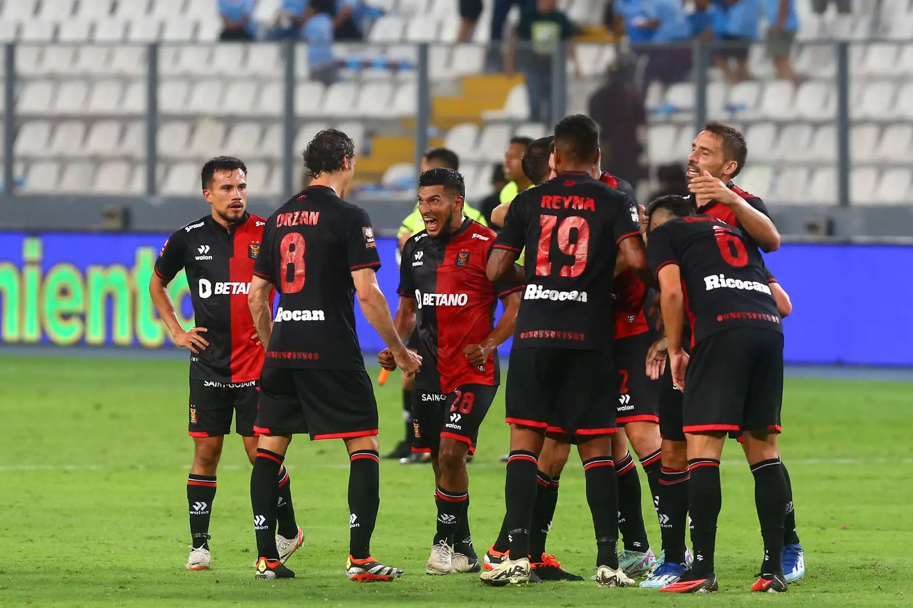 El Sporting Cristal perdió este miércoles por 2-1 ante Melgar, en el campo del Estadio Nacional, en partido de la octava jornada del Torneo Apertura 2024, con lo que no logró arrebatar el liderato a Universitario de Deportes, quedándose en el segundo puesto a un punto de los cremas. 
Foto: ANDINA/Eddy Ramos