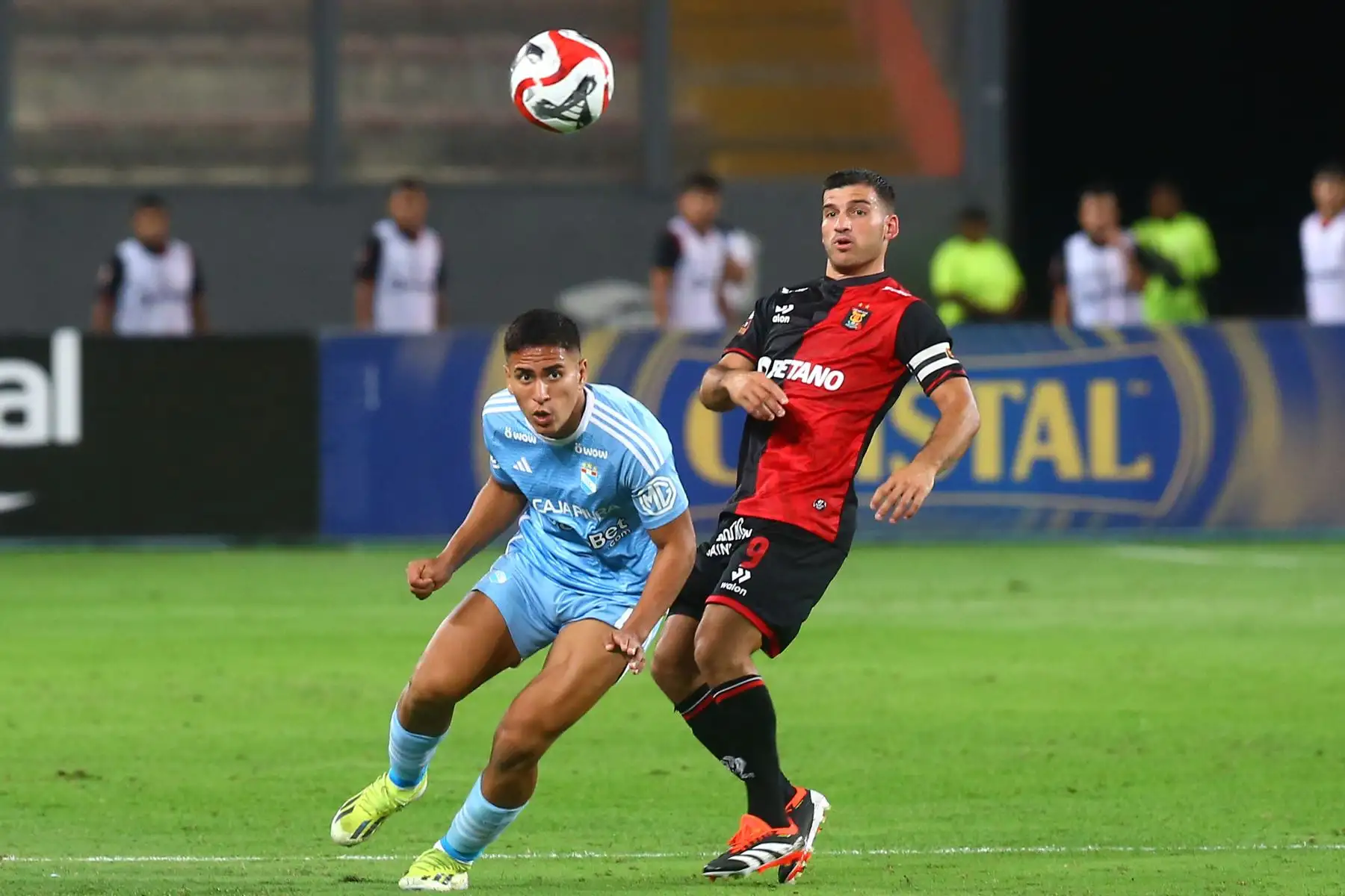 El Sporting Cristal perdió este miércoles por 2-1 ante Melgar, en el campo del Estadio Nacional, en partido de la octava jornada del Torneo Apertura 2024, con lo que no logró arrebatar el liderato a Universitario de Deportes, quedándose en el segundo puesto a un punto de los cremas. 
Foto: ANDINA/Eddy Ramos