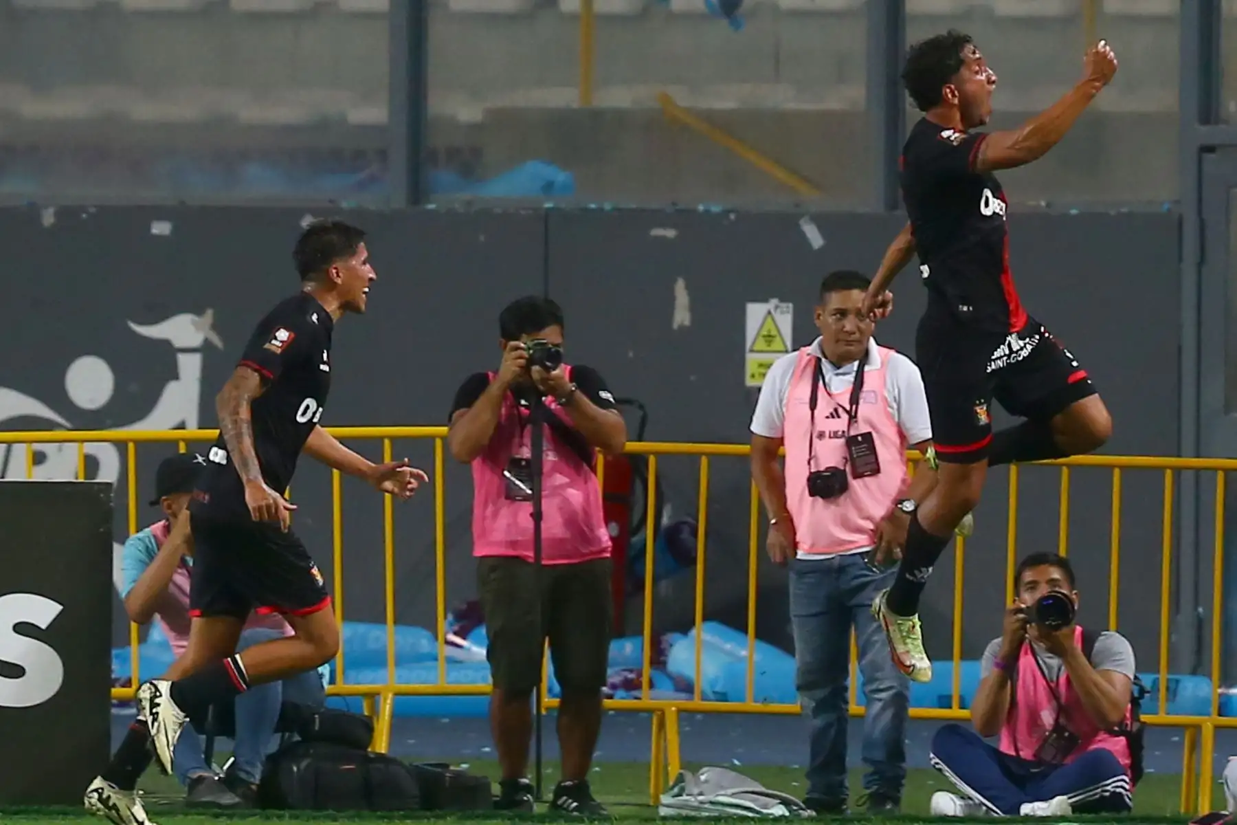 El Sporting Cristal perdió este miércoles por 2-1 ante Melgar, en el campo del Estadio Nacional, en partido de la octava jornada del Torneo Apertura 2024, con lo que no logró arrebatar el liderato a Universitario de Deportes, quedándose en el segundo puesto a un punto de los cremas. 
Foto: ANDINA/Eddy Ramos