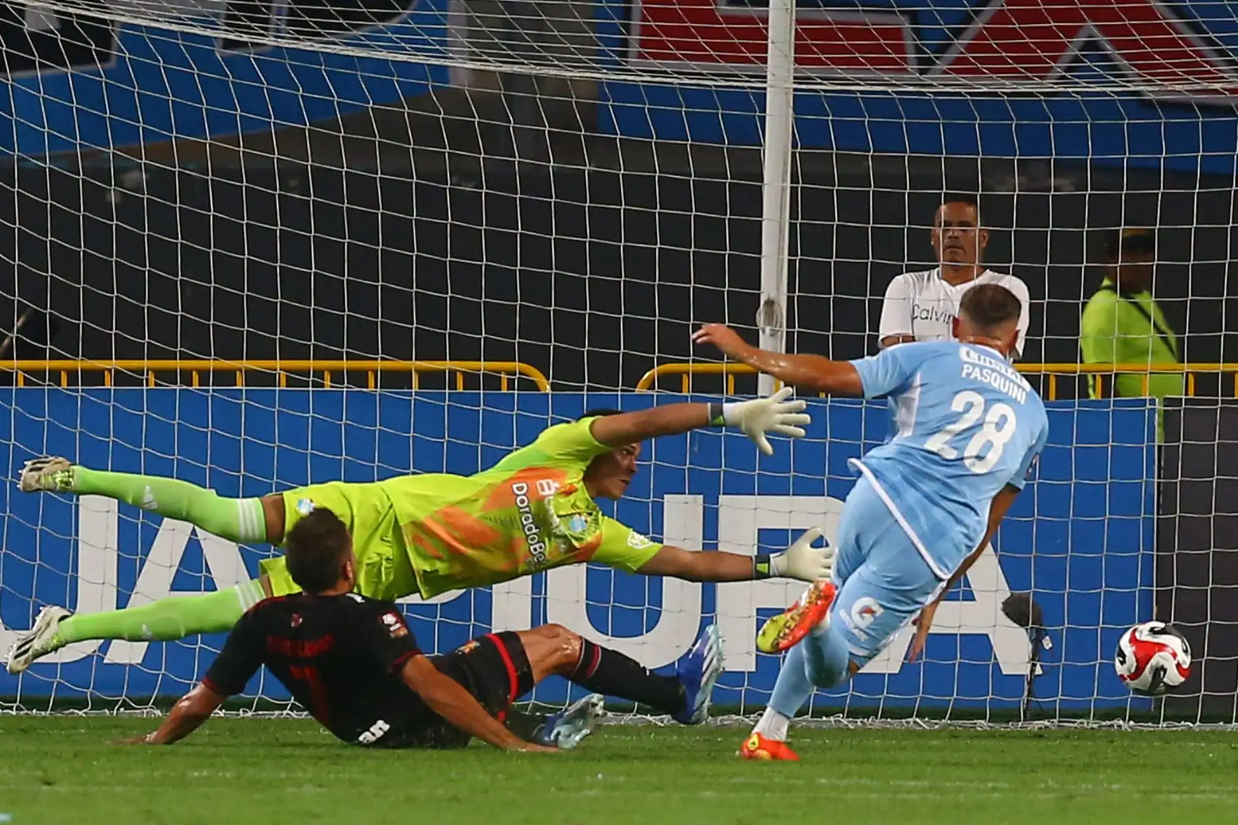 El Sporting Cristal perdió este miércoles por 2-1 ante Melgar, en el campo del Estadio Nacional, en partido de la octava jornada del Torneo Apertura 2024, con lo que no logró arrebatar el liderato a Universitario de Deportes, quedándose en el segundo puesto a un punto de los cremas. 
Foto: ANDINA/Eddy Ramos