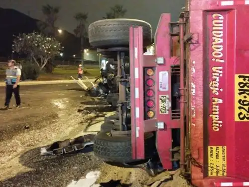 Producto de la colisión, un tráiler que aparentemente transportaba sal quedó tendido de costado en medio de la pista. Fotos: Región Callao