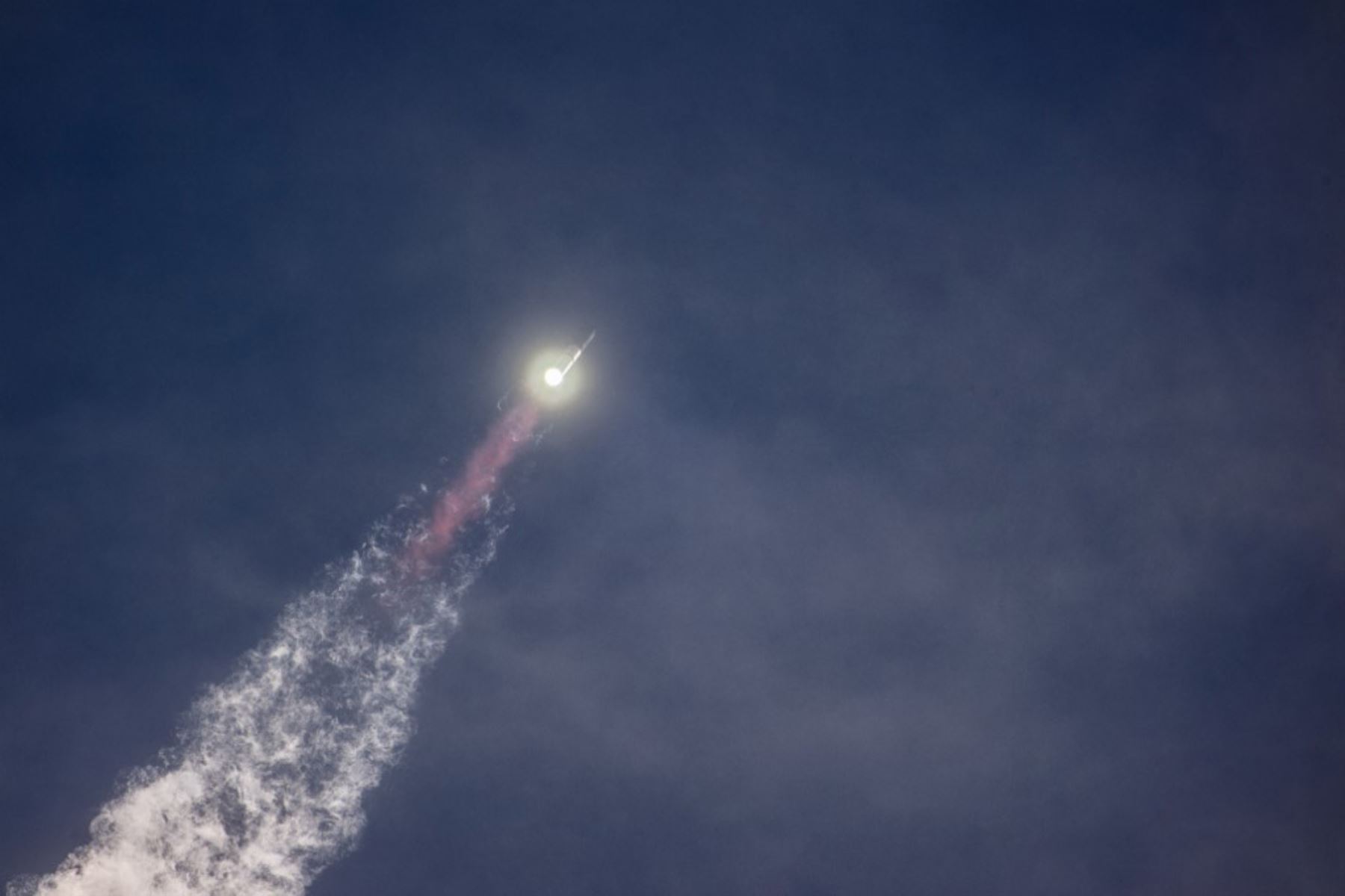 El gigantesco cohete Starship de SpaceX, que tiene como objetivo a largo plazo ser utilizado en viajes a la Luna y Marte, despegó este jueves de Estados Unidos para su tercer vuelo de prueba, tras dos intentos que terminaron en explosiones el año pasado. Foto: AFP