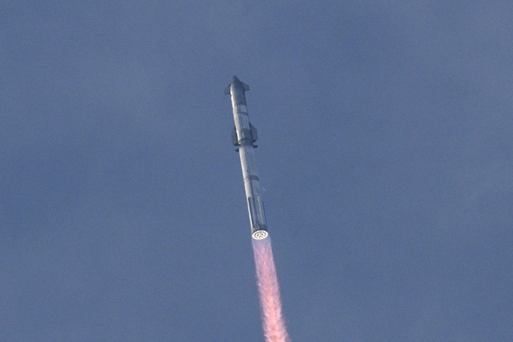 El gigantesco cohete Starship de SpaceX, que tiene como objetivo a largo plazo ser utilizado en viajes a la Luna y Marte, despegó este jueves de Estados Unidos para su tercer vuelo de prueba, tras dos intentos que terminaron en explosiones el año pasado. Foto: AFP