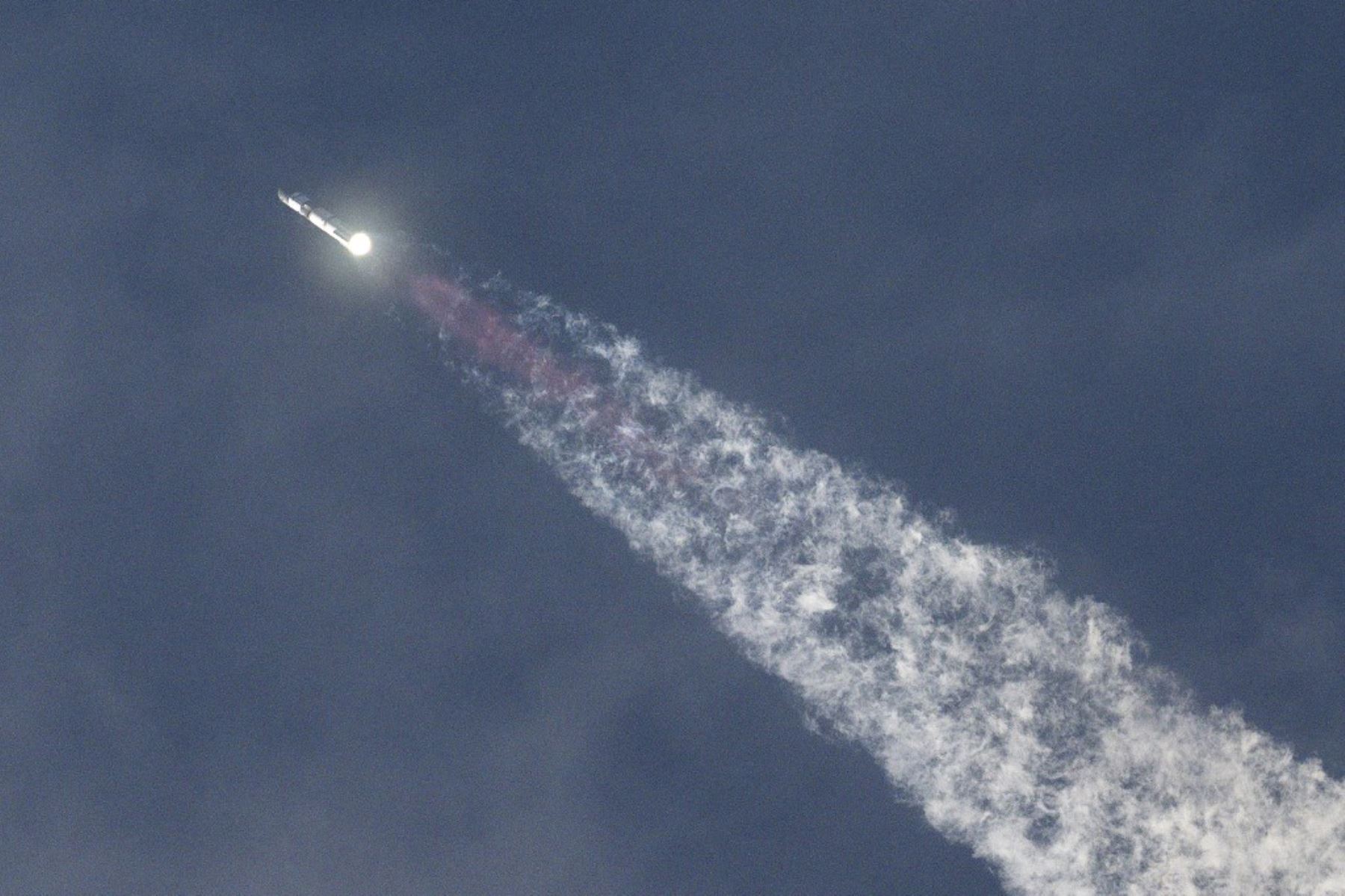 El cohete despegó de Boca Chica, en Texas (sur de Estados Unidos). SpaceX tiene una larga lista de objetivos para esta prueba, entre ellos efectuar un "regreso controlado" a Tierra de la nave, que debe amerizar en el océano Índico. Foto : AFP