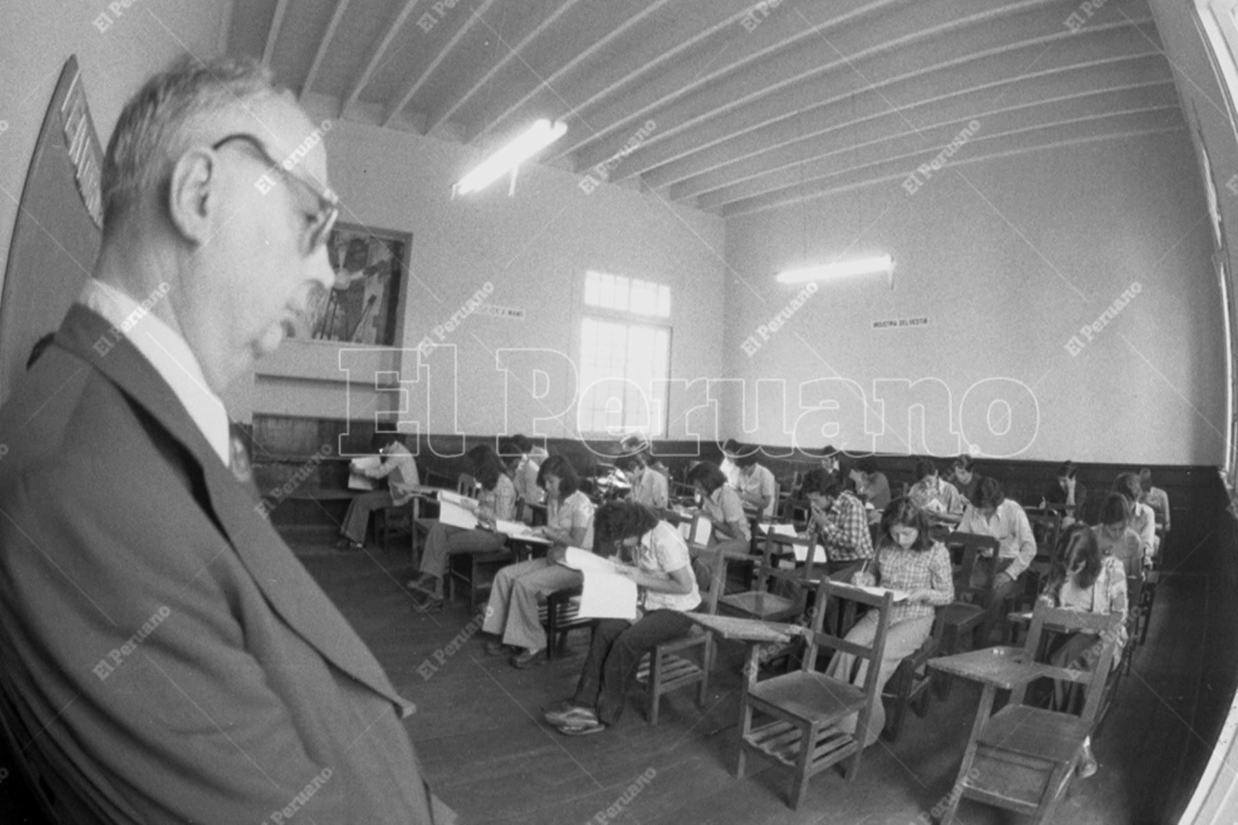 Lima - 18 diciembre 1977 /  Postulantes a la Universidad Nacional Mayor de San Marcos rinden el examen de admisión en el colegio Alfonso Ugarte. Foto: Archivo Histórico de El Peruano / Rolando Ángeles