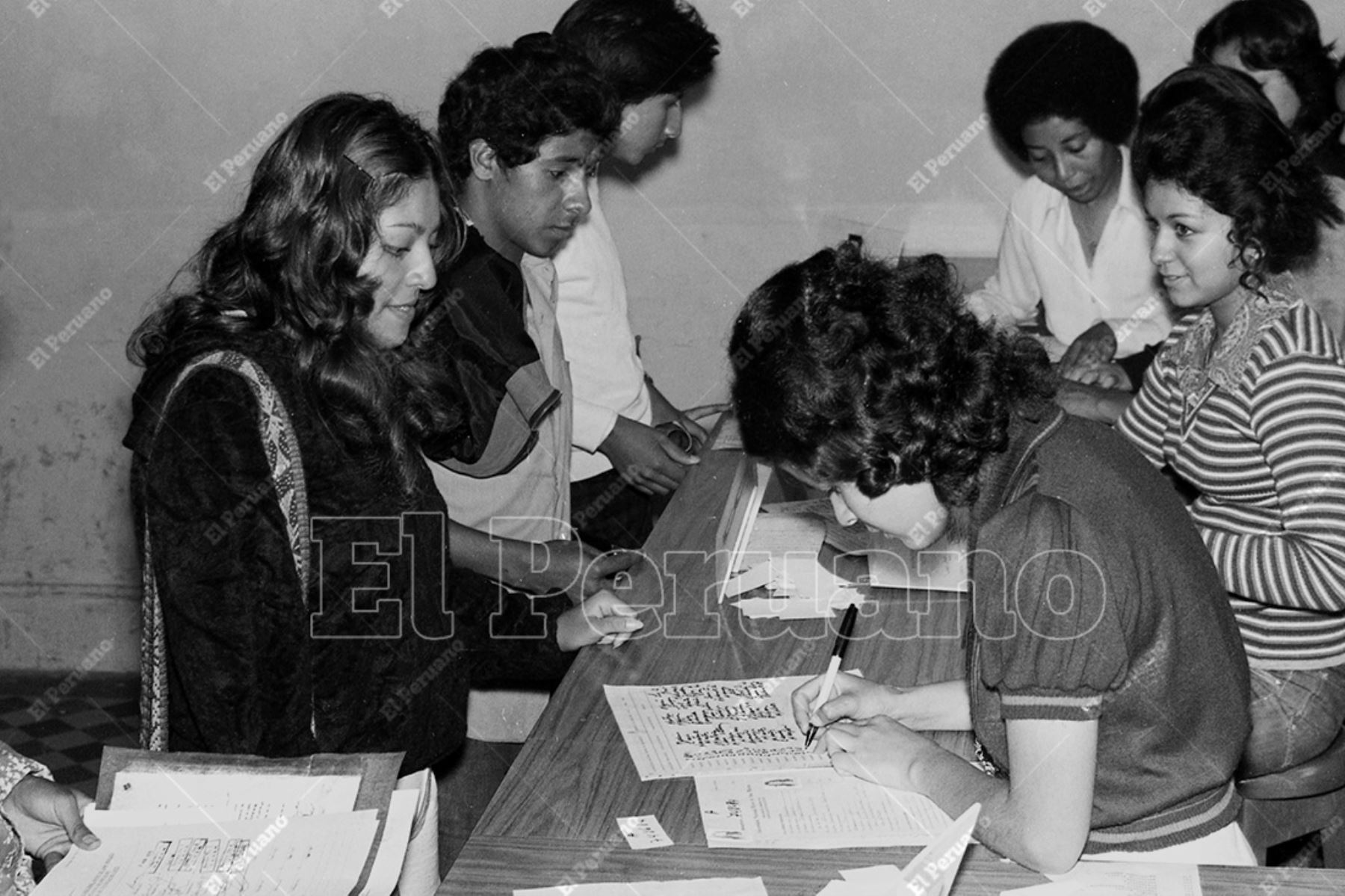 Lima - 07 abril 1975 / Proceso de inscripción para el examen de admisión a la Universidad Nacional Mayor de San Marcos. Foto: Archivo Histórico de El Peruano / Bernabé Wong