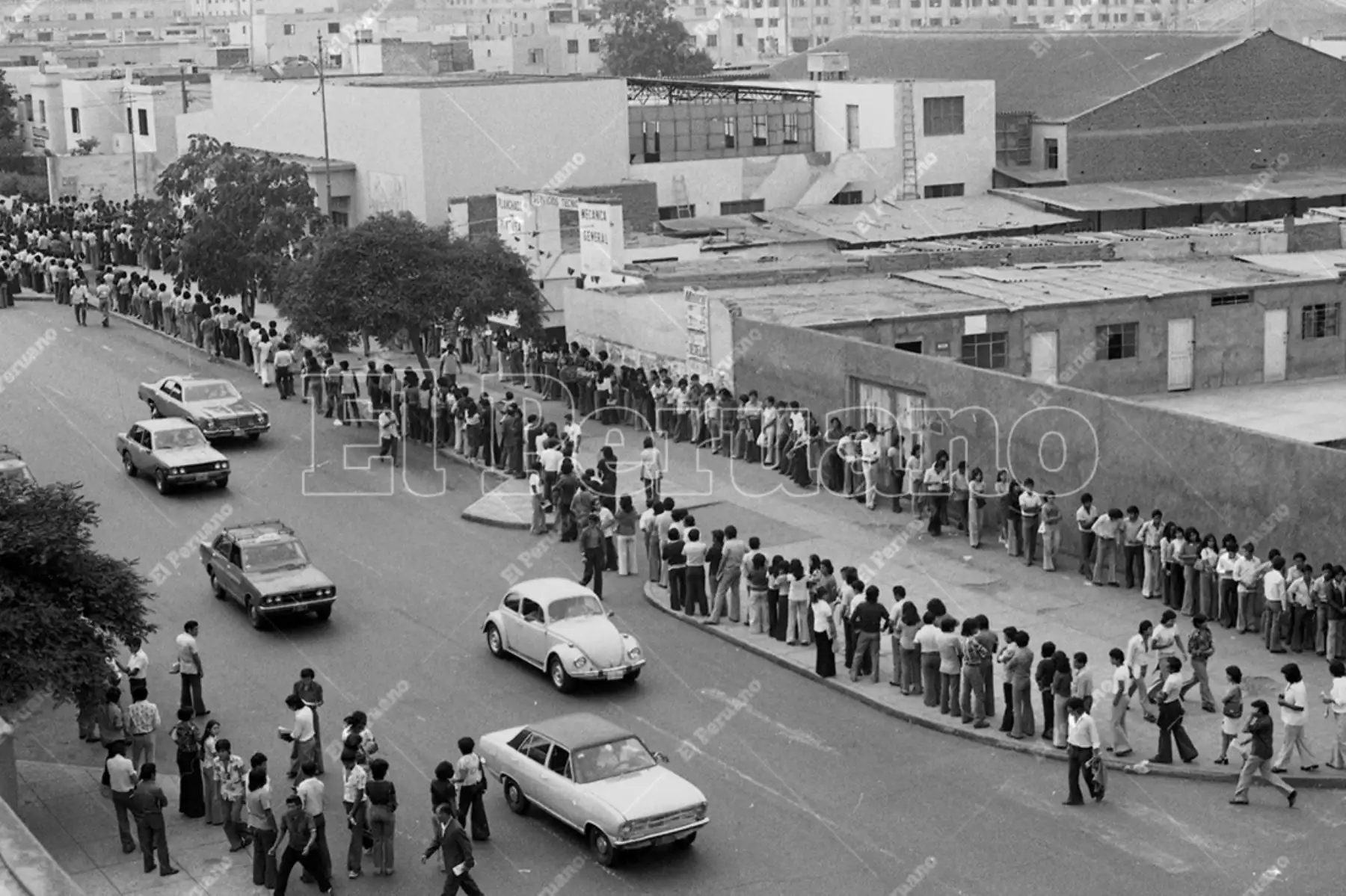 Lima - 12 abril 1976 / Largas colas se formaron en las inmediaciones del Instituto de Educación Física para adquirir el  prospecto para el examen de admisión a la Universidad Nacional Mayor de San Marcos. Foto: Archivo Histórico de El Peruano / Pavel Marrul