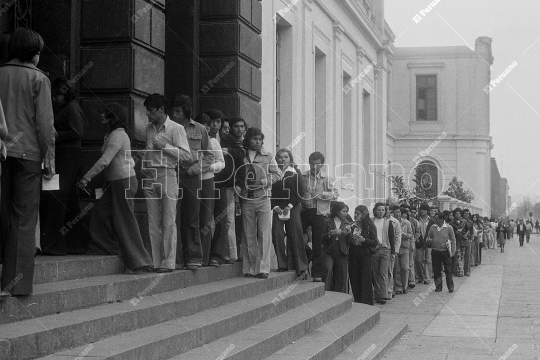 Lima - 01 agosto 1976 / Postulantes a la Universidad Nacional Mayor de San Marcos ingresan al colegio Nuestra Señora de Guadalupe donde rendirán el examen  de admisión. Foto: Archivo Histórico de El Peruano / Máximo Miralles