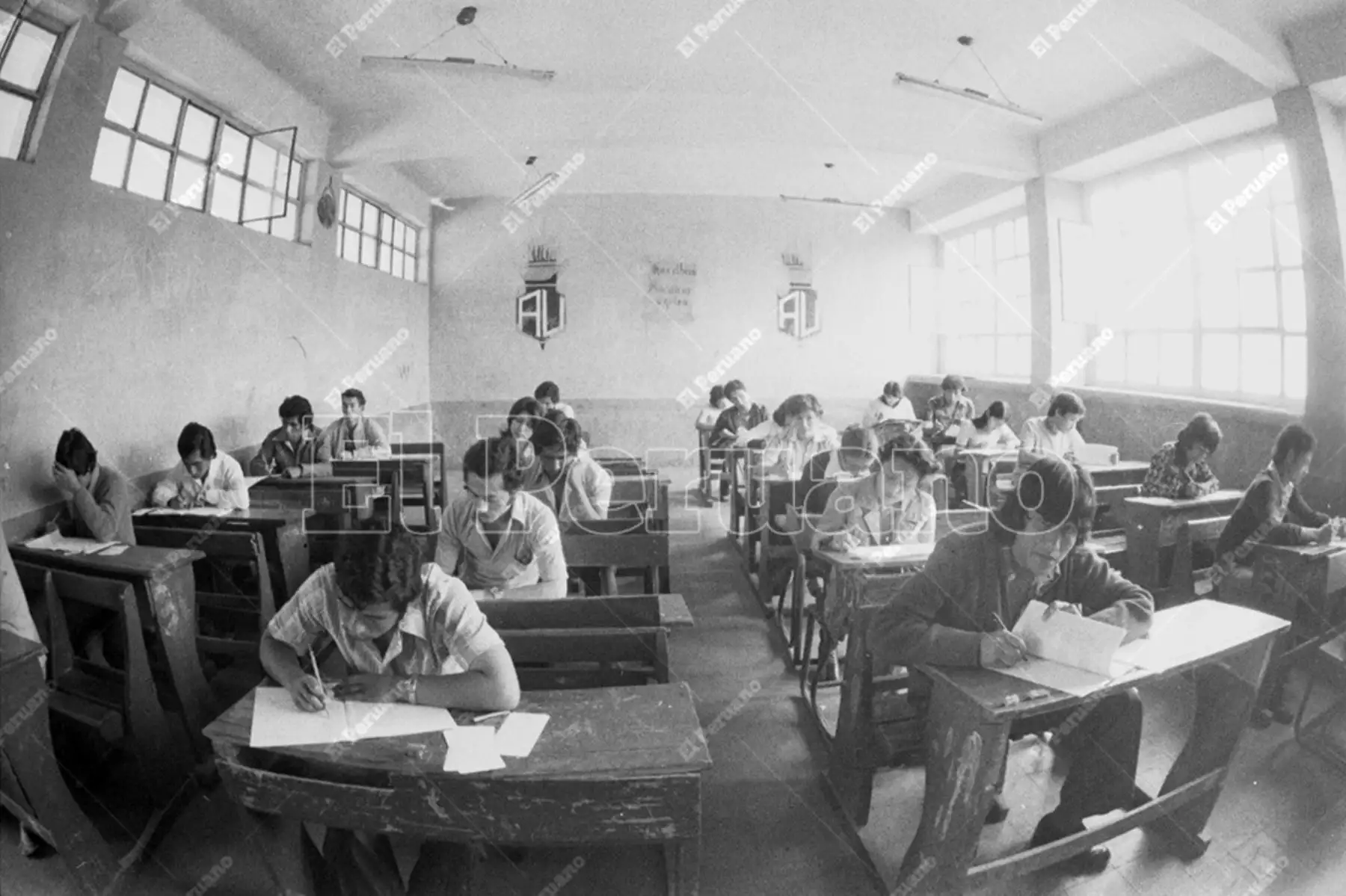 Lima - 18 diciembre 1977 /  Postulantes a la Universidad Nacional Mayor de San Marcos rinden el examen de admisión en el colegio Alfonso Ugarte. Foto: Archivo Histórico de El Peruano / Rolando Ángeles