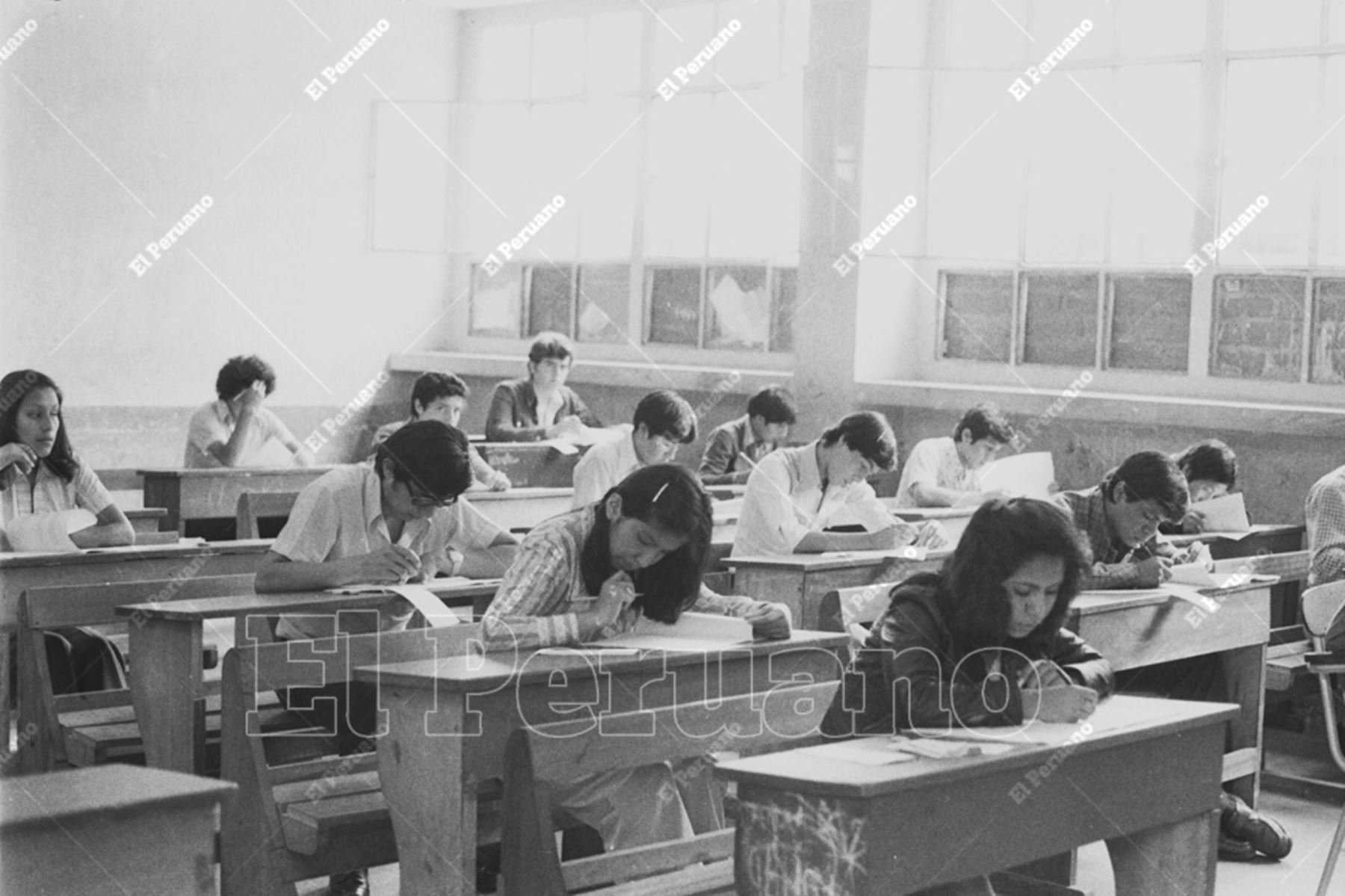 Lima - 18 diciembre 1977 /  Postulantes a la Universidad Nacional Mayor de San Marcos rinden el examen de admisión en el colegio Alfonso Ugarte. Foto: Archivo Histórico de El Peruano / Rolando Ángeles