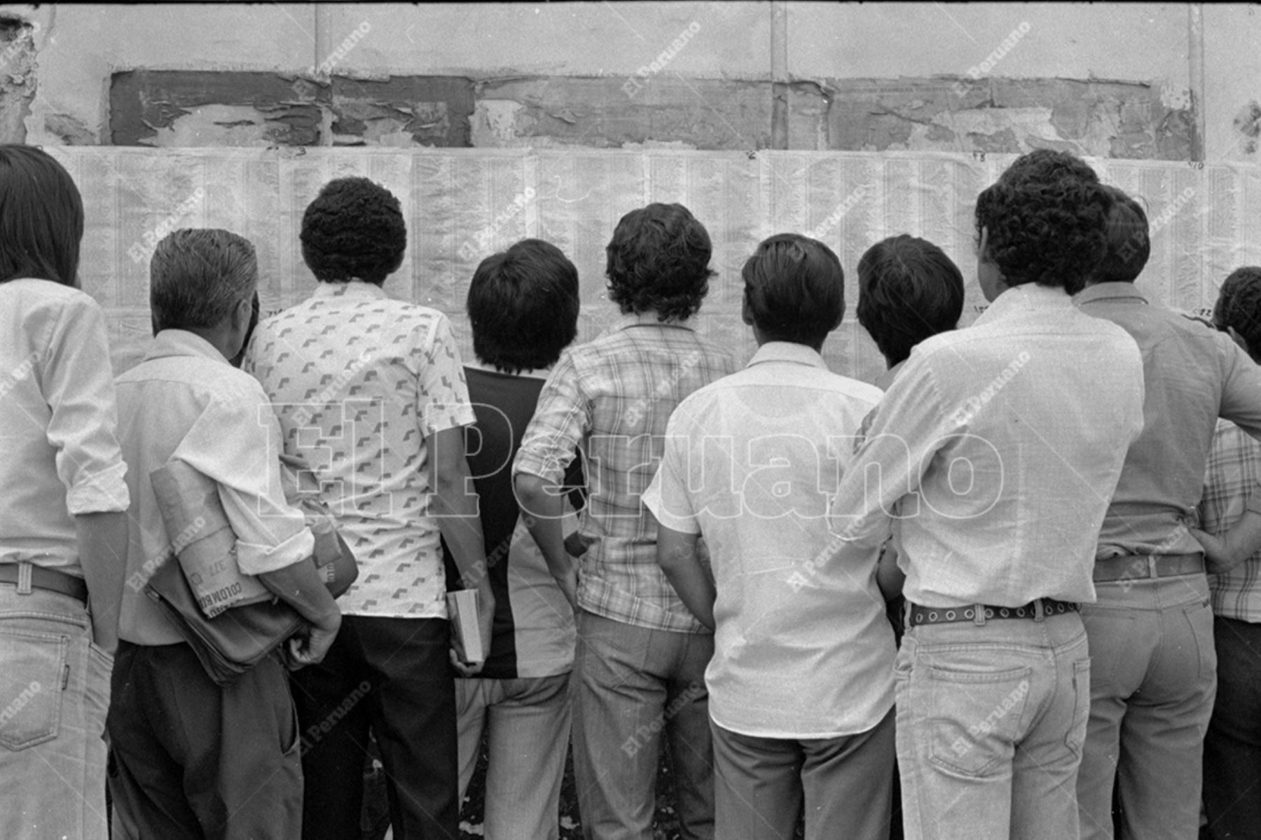 Lima - 9 abril 1980 / Postulantes a la Universidad Nacional Mayor de San Marcos leen las listas de ingresantes pegadas en la pared de un centro educativo donde rindieron la prueba. Foto: Archivo Histórico de El Peruano / José Risco