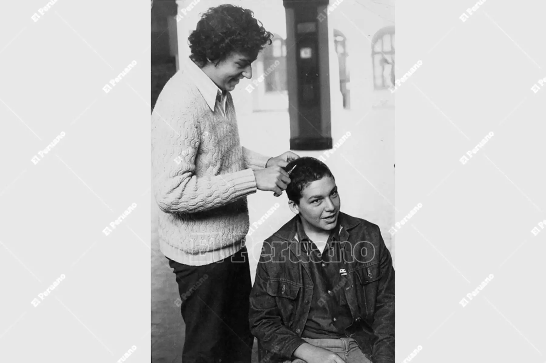 Lima - 27 mayo 1975 / Tradicional corte de pelo a un cachimbo de la Universidad Nacional Mayor de San Marcos. Foto: Archivo Histórico de El Peruano / Alejandro Aguirre