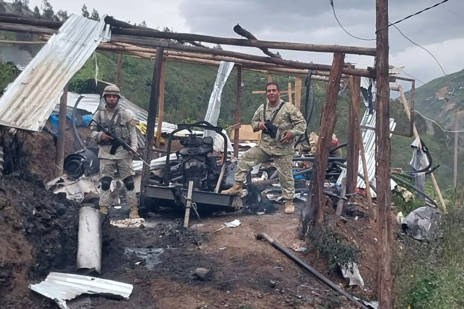 En una operación conjunta, miembros de las Fuerzas Armadas y de la Policía Nacional destruyeron campamentos de mineros ilegales en Pataz. ANDINA/Difusión