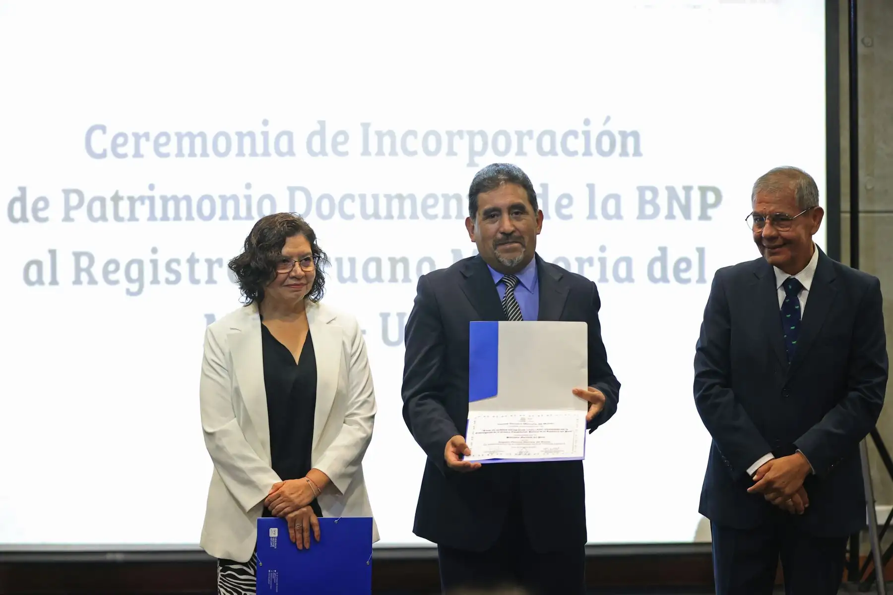 Kelly Carpio Ochoa, directora de Protección de las Colecciones, Boris Espezúa Salmón,  jefe institucional de la BNP, Fernándo López Sánchez, presidente del Comité Peruano Memoria del Mundo. Ceremonia de" incorporación de Patrimonio Documental de la BNP  al Registro Peruano Memoria del Mundo- Unesco".  Foto: ANDINA/Jhonel Rodríguez Robles