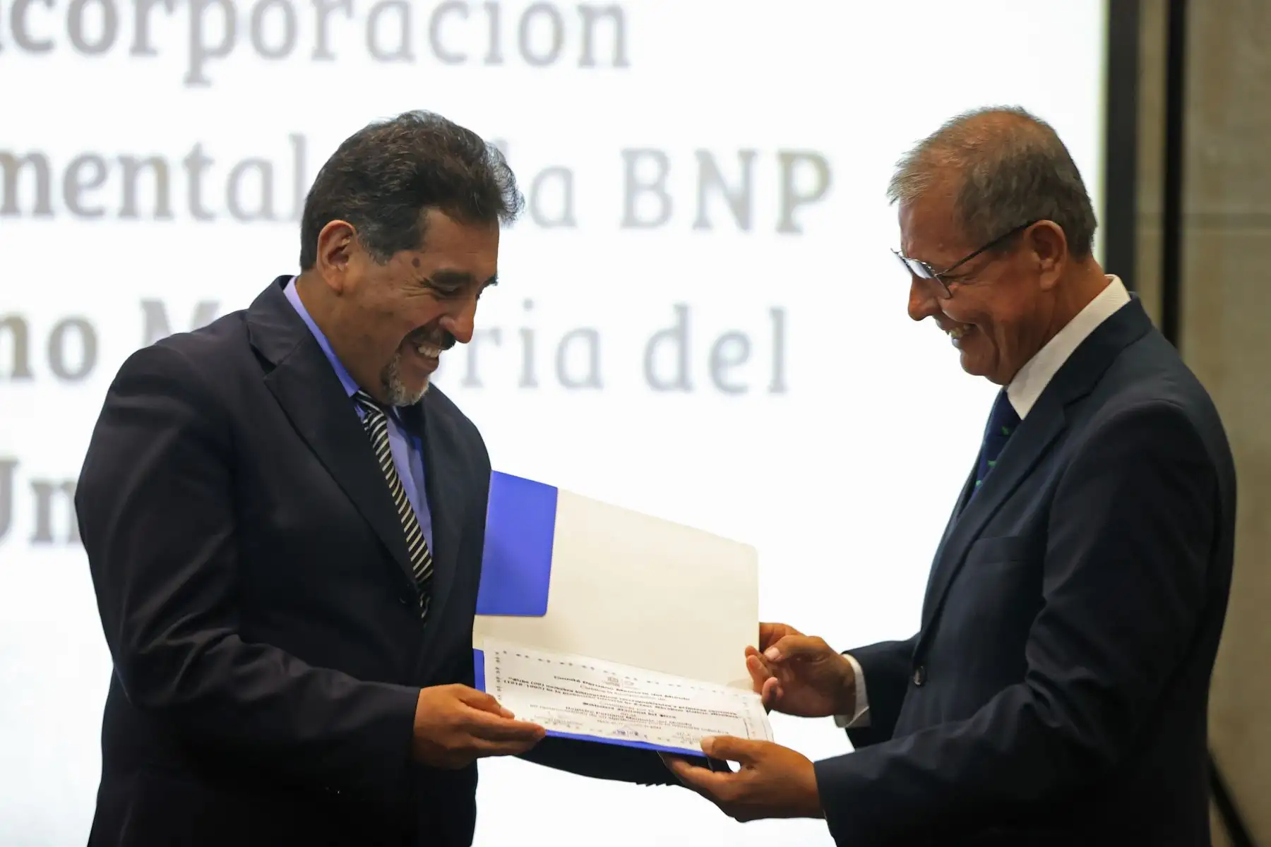 Boris Espezúa Salmón,  jefe institucional de la BNP, Fernándo López Sánchez, presidente del Comité Peruano Memoria del Mundo. Ceremonia de" incorporación de Patrimonio Documental de la BNP  al Registro Peruano Memoria del Mundo- Unesco".  Foto: ANDINA/Jhonel Rodríguez Robles