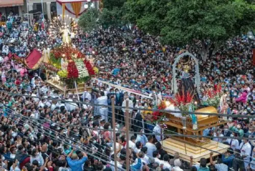 La celebración de la Semana Santa en el distrito piurano de Catacaos es una de las manifestaciones de fervor religioso más conmovedoras que pueden apreciarse en Perú. Devoción, mística y fe expresados en costumbres y tradiciones culturales que identifican a su población al conmemorar la pasión, muerte y resurrección de Jesucristo.