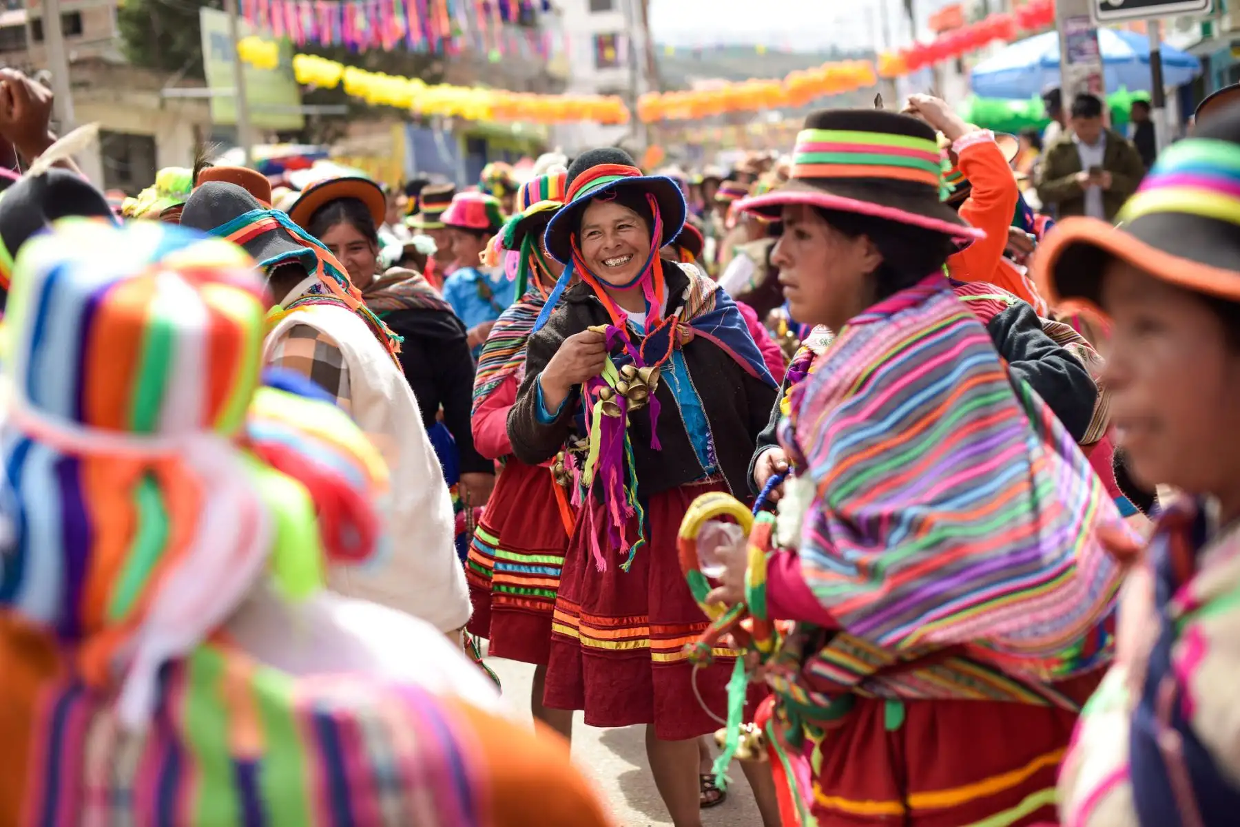 El Proyecto Especial Bicentenario del Ministerio de Cultura participó hoy en el gran pasacalle de comparsas que dio inicio al XVIII Encuentro del Carnaval Originario del Perú Pukllay 2024 Edición Bicentenario, desarrollado en la ciudad de Andahuaylas, región Apurímac, con el objetivo de celebrar la diversidad cultural y costumbres de nuestro país.
Foto: ANDINA/Bicentenario